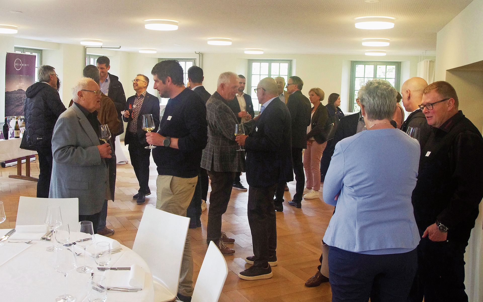 Vertreterinnen und Vertreter von 18 Unternehmen nahmen an der GV mit anschliessendem Nachtessen teil. 