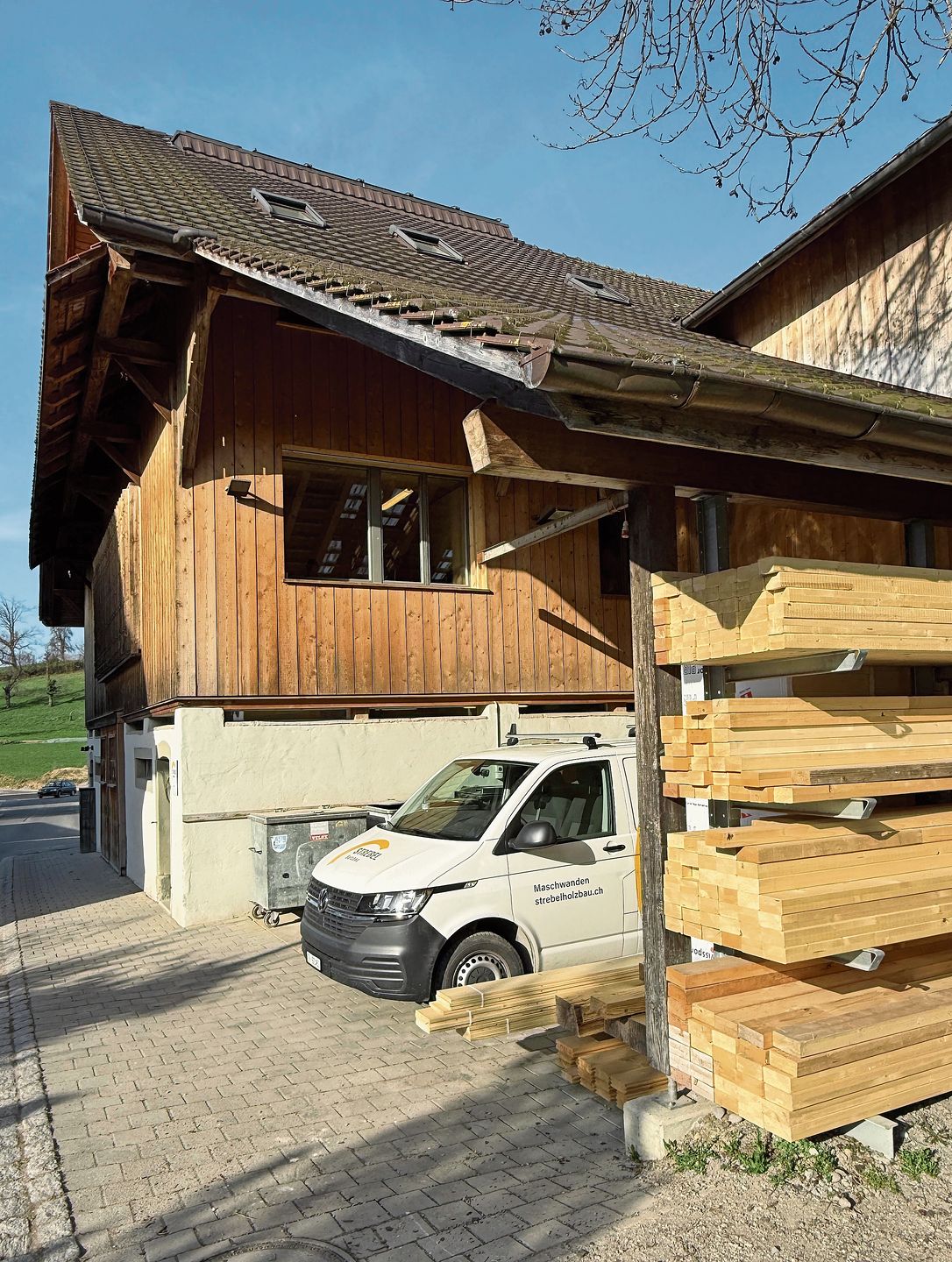 Das grosse Werkstatt- und Bürogebäude.