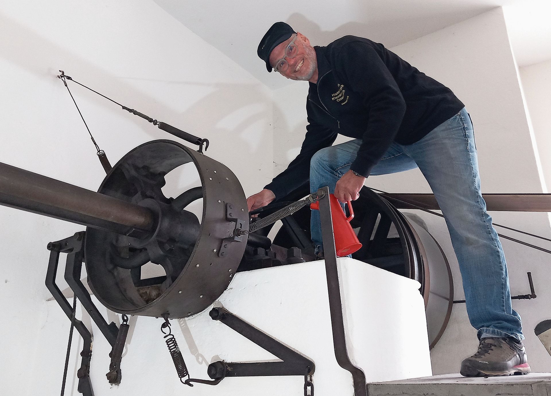 Marcel Funk beim Ölen der sogenannten Königswelle. (Bilder Marcus Weiss)