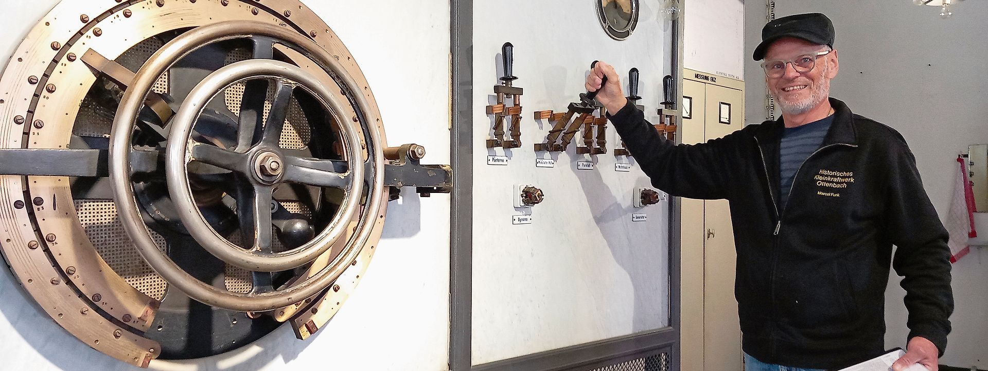 Marcel Funk an der Jugendstil-Schalttafel des Kraftwerks, die bereits einmal ins Depot des Technoramas Winterthur abtransportiert war, aber den Weg zurück nach Ottenbach gefunden hat.