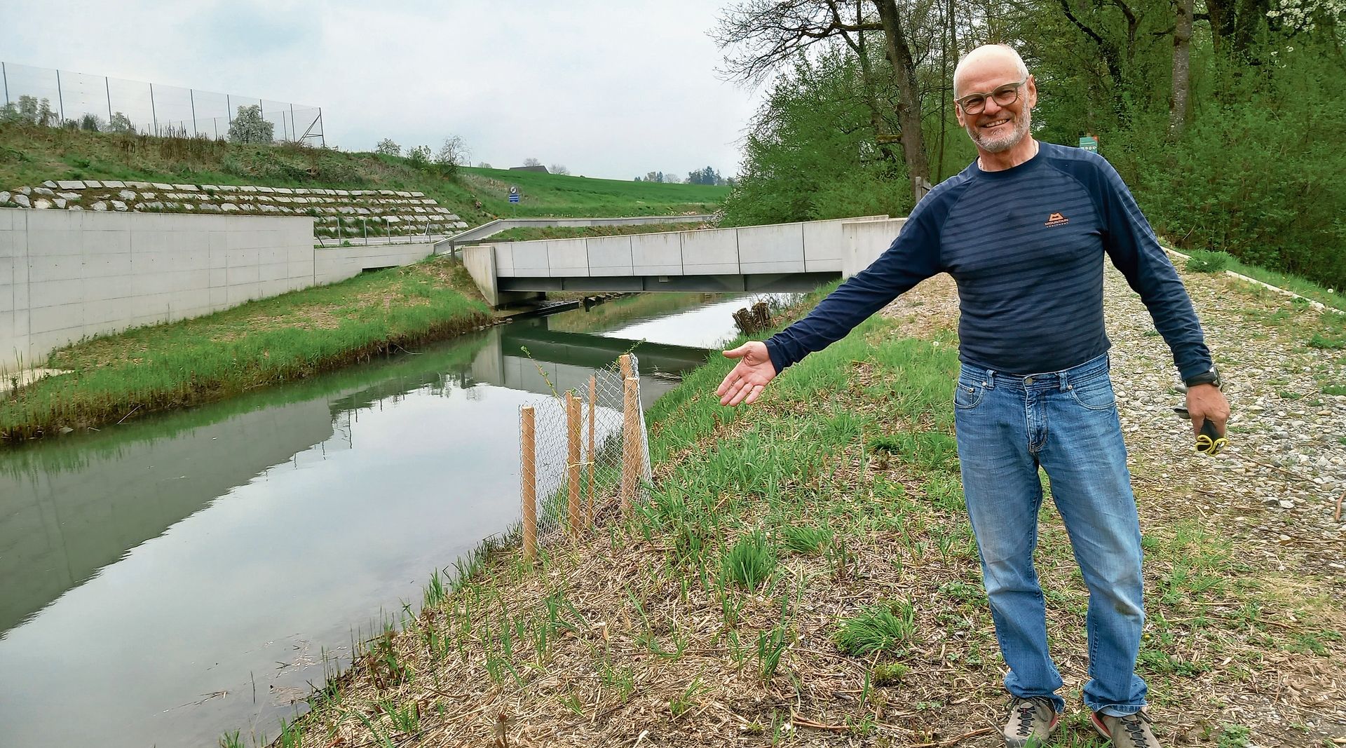 Marcel Funk erklärt die Schutzmassnahmen gegen Hochwasser, die im Zuge des Baus des Autobahnzubringers beim Oberwasserkanal umgesetzt wurden.  