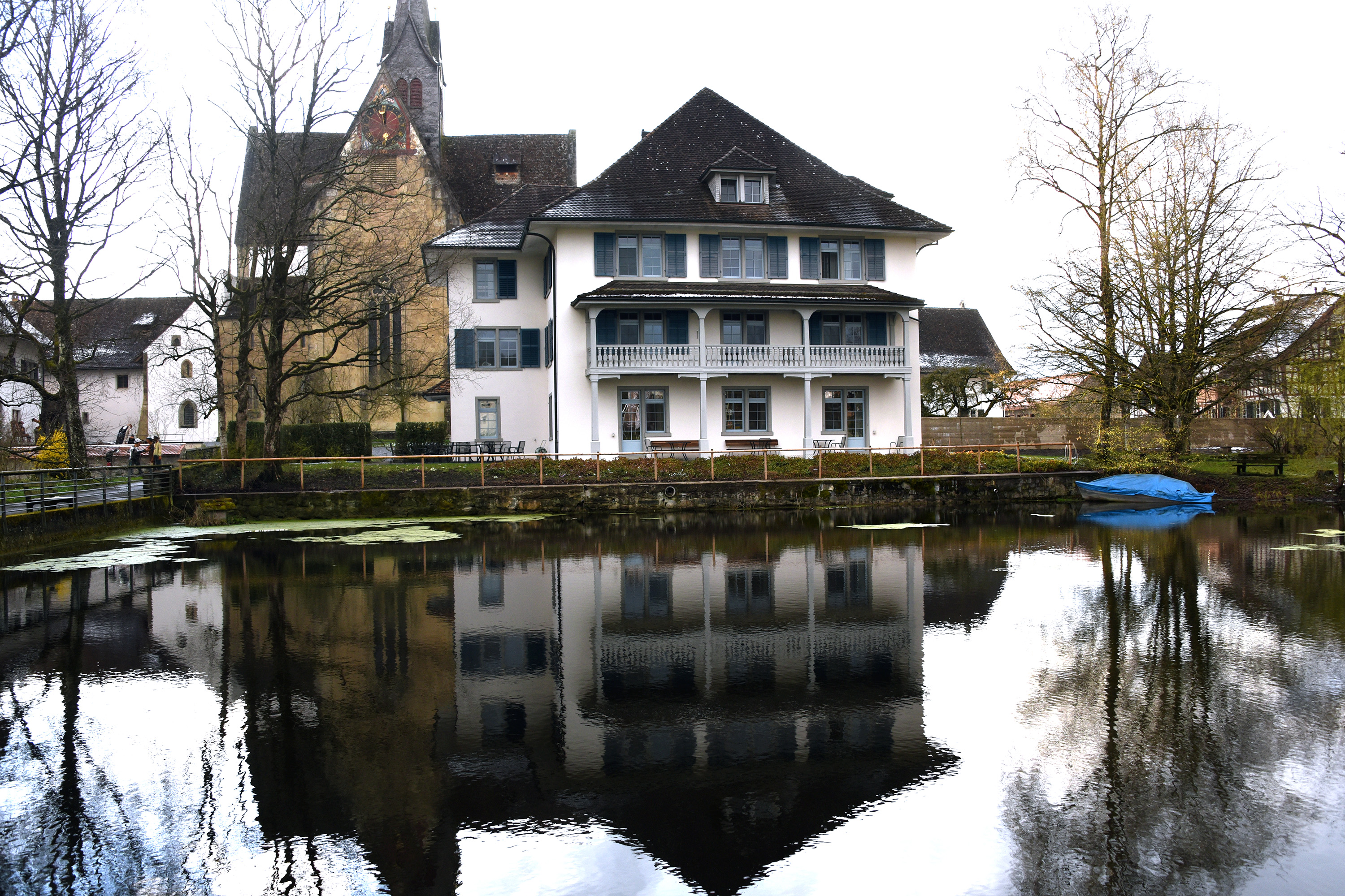 Der Weiher versorgte die Mühlen und die Sägerei mit Wasser. Das Haus zwischen dem Weiher und dem Kloster diente als Bäckerei. Peter Simler wollte mit Regiebetrieben neue Einnahmen generieren, seine Nachfolger in der Leitung des Klosteramts führten diese Strategie aber nicht fort. Sie liessen Mühle, Sägerei, Bäckerei, Metzgerei, Ziegelei und Gasthaus wieder von eigenen Leuten bewirtschaften. (Bild Bernhard Schneider)