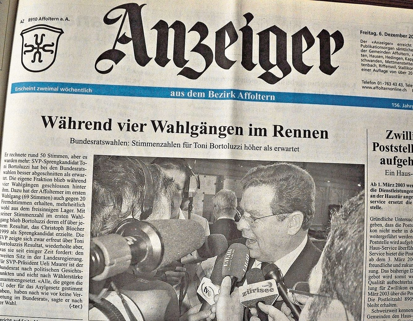 Toni Bortoluzzi nach der für ihn nicht erfolgreichen Bundesratswahl vom4. Dezember 2002 – umringt von Reportern. Frontseite vom 6. Dezember 2002. (Archivbild -ter.)