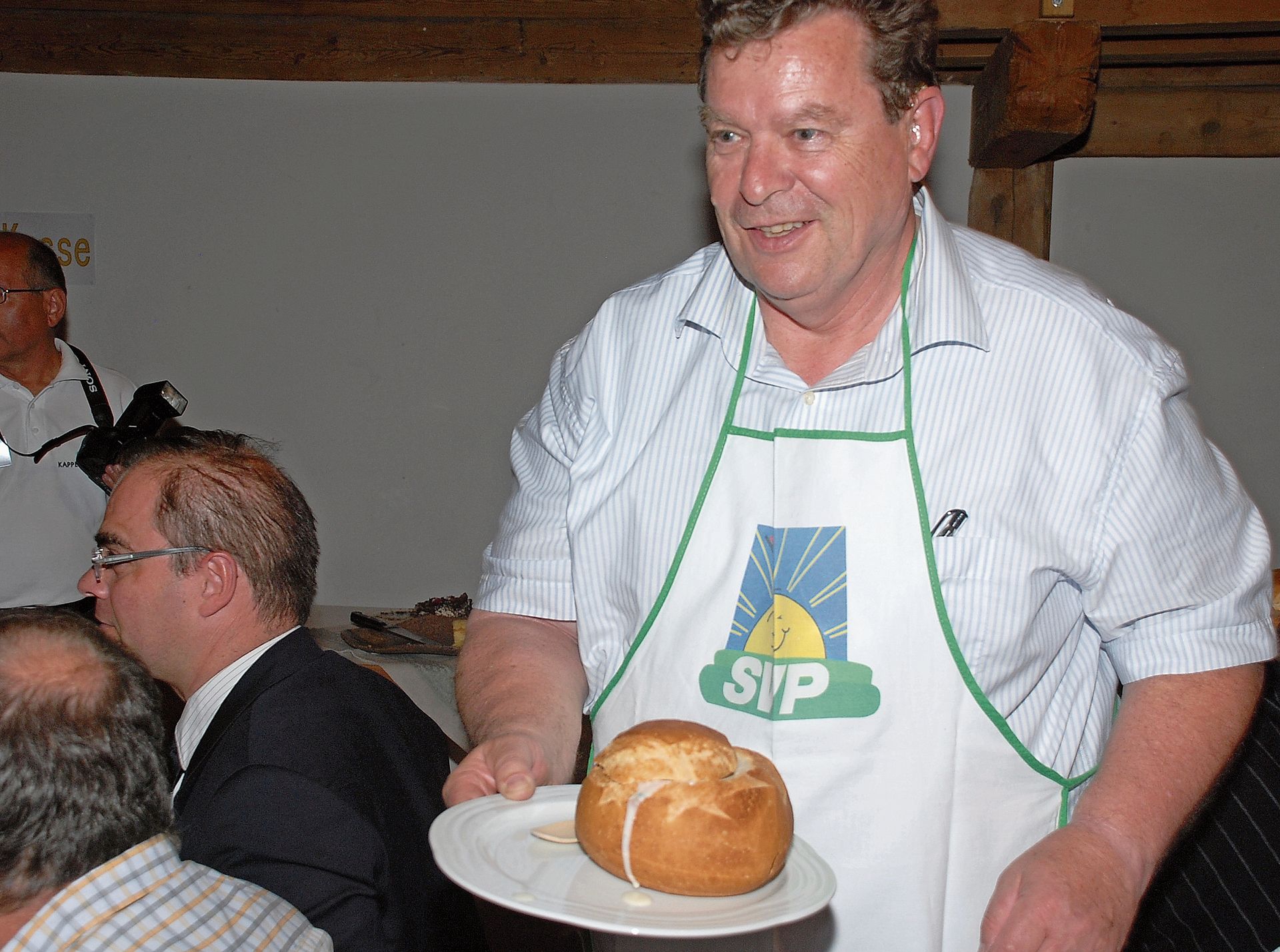 Toni Bortoluzzi beim Servieren der Kappeler Milchsuppe an einem SVP-Anlass im Jahr 2011 in Kappel. (Archivbild CH Media)