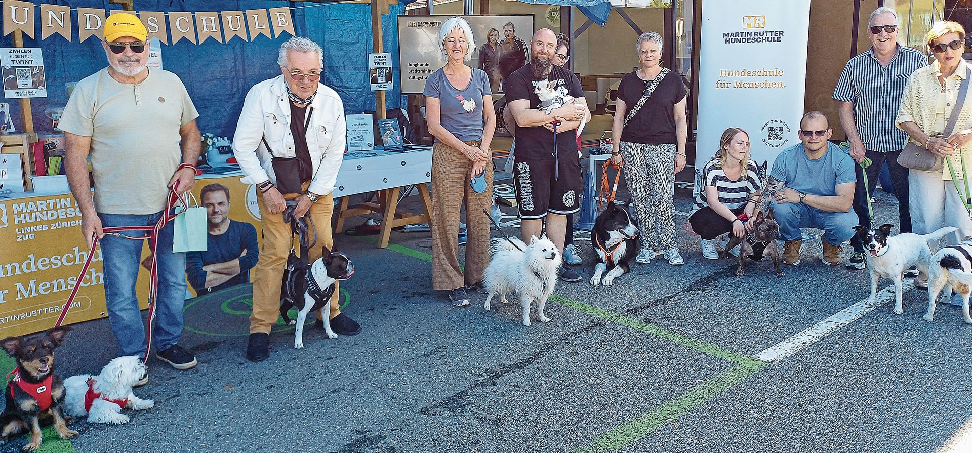 Hunde aller Rassen und Menschen jeden Alters waren am Markt zu treffen.