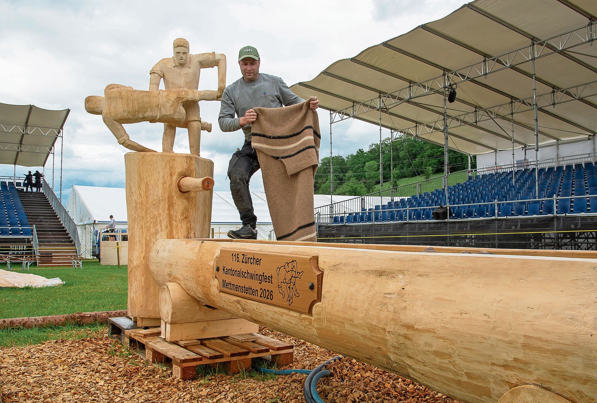 Eigentlich noch unter einer Decke versteckt und nur kurz für den «Anzeiger» enthüllt: die Holzskulptur, die den imposanten Brunnen der Schwinger ziert. 