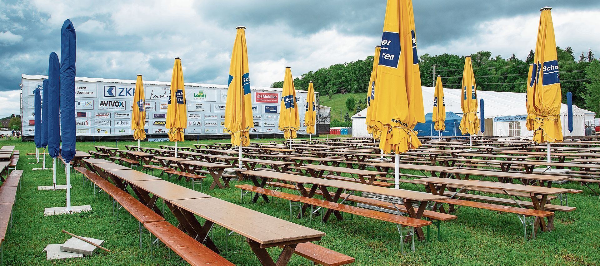 Blick auf den noch geschlossenen Biergarten: Wenn das Wetter mitspielt, kommen die grossen Schirme auch tatsächlich als Sonnenschirme zum Einsatz – und nicht als Regenschirme. 