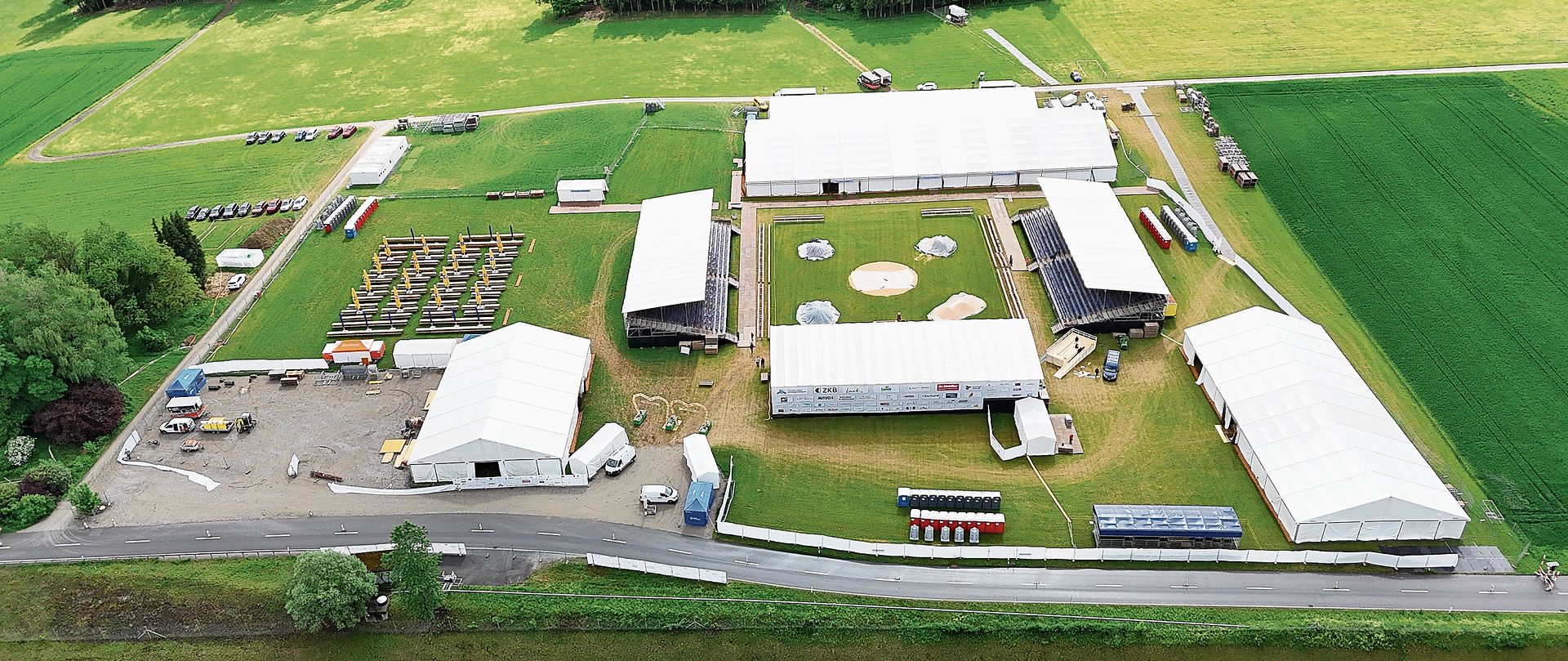 Der Schwingfestplatz in Mettmenstetten aus der Luft: Am Sonntag werden hier zwischen 6000 und 7000 Zuschauerinnen und Zuschauer erwartet. (Bild Marco Nägeli)