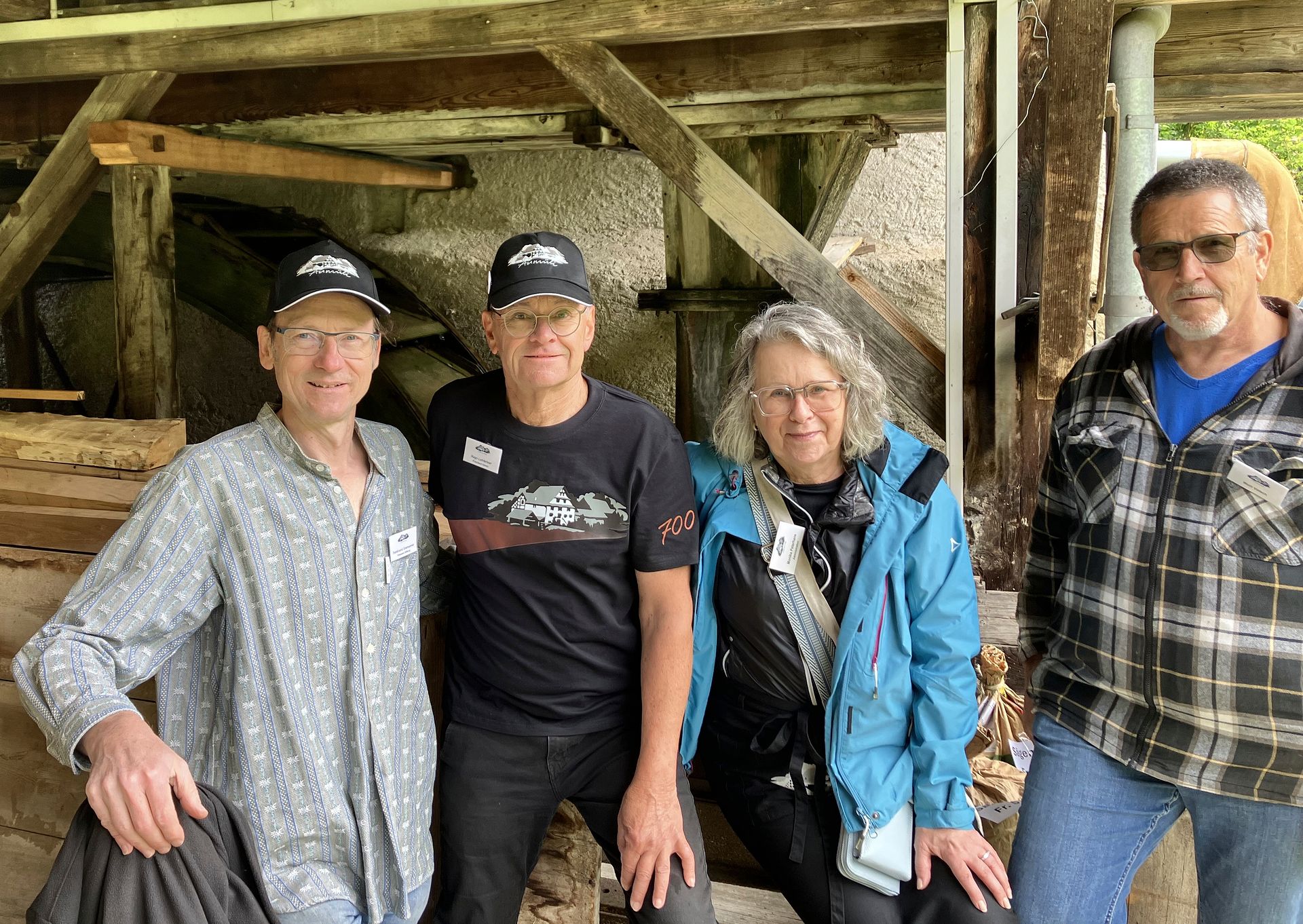 Das OK vor dem Wasserrad. Von links: Ferdinand Gramsamer, Hugo Lombriser, Monika Peterhans und Walti Vetsch. (Bilder Marianne Voss) Das OK vor dem Wasserrad. Von links: Ferdinand Gramsamer, Hugo Lombriser, Monika Peterhans und Walti Vetsch. (Bilder Marianne Voss)