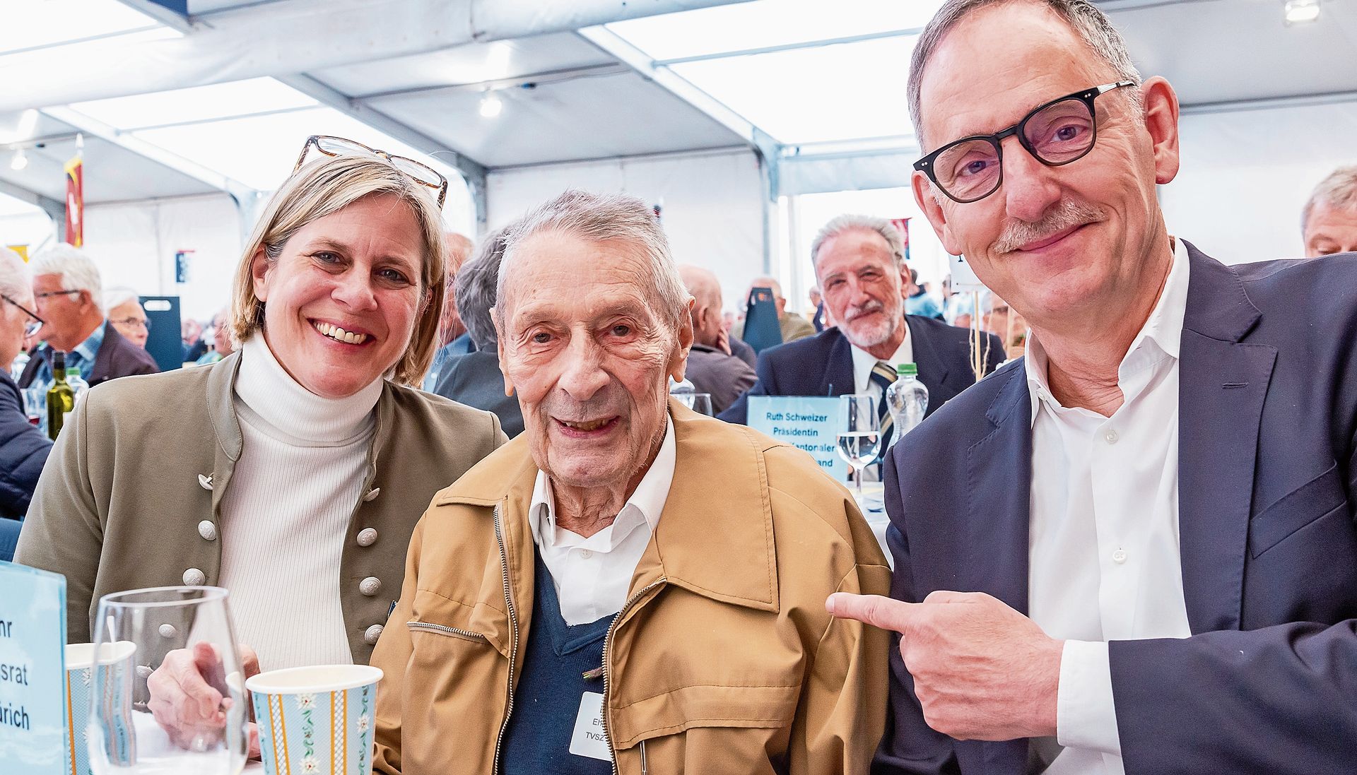 Tagungsältester und Ehrenveteran: der 101-jährige Renato Bonomo vom TV Zürich-Wiedikon mit Kantonsratspräsidentin Romaine Rogenmoser und Regierungsrat Mario Fehr. (Bilder Daniel Vaia) Tagungsältester und Ehrenveteran: der 101-jährige Renato Bonomo vom TV Zürich-Wiedikon mit Kantonsratspräsidentin Romaine Rogenmoser und Regierungsrat Mario Fehr. (Bilder Daniel Vaia)