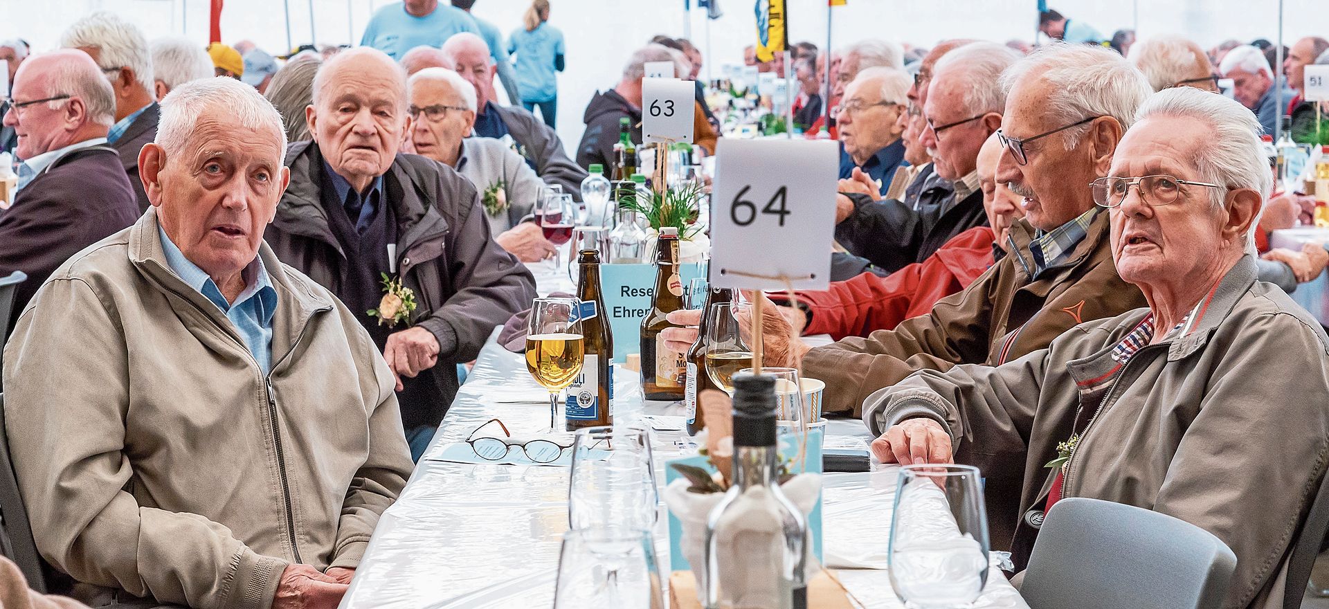 Jahrgang 1936 und älter: Ehrenveteranen beim Singen des Turnerlieds zum Auftakt der Tagung. Jahrgang 1936 und älter: Ehrenveteranen beim Singen des Turnerlieds zum Auftakt der Tagung.