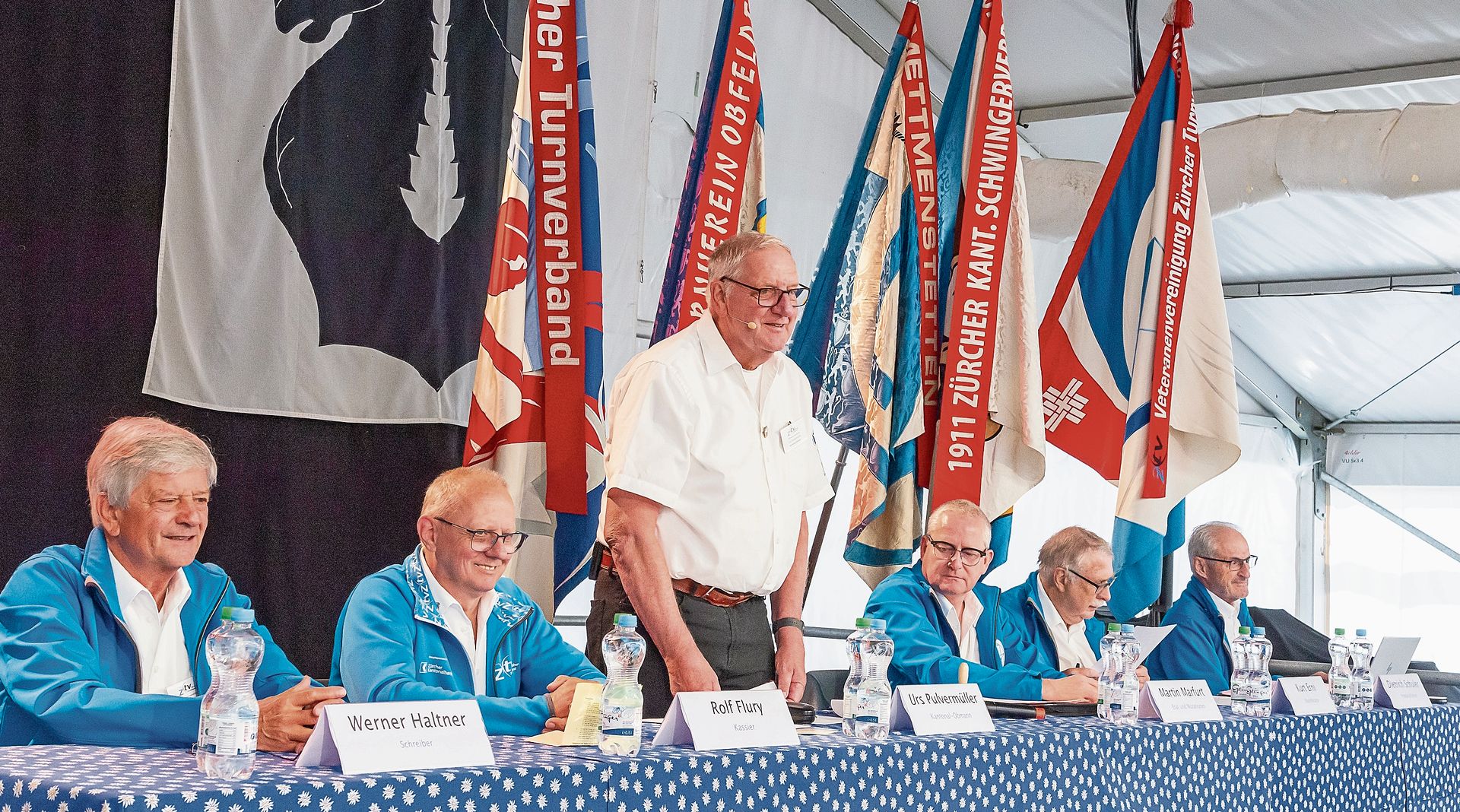 Begrüsste in Mettmenstetten 850 Turnveteranen zur 104. Zürcher Turnveteranentagung: Die Kantonalobmannschaft unter der Leitung von Präsident Urs Pulvermüller (stehend). Begrüsste in Mettmenstetten 850 Turnveteranen zur 104. Zürcher Turnveteranentagung: Die Kantonalobmannschaft unter der Leitung von Präsident Urs Pulvermüller (stehend).