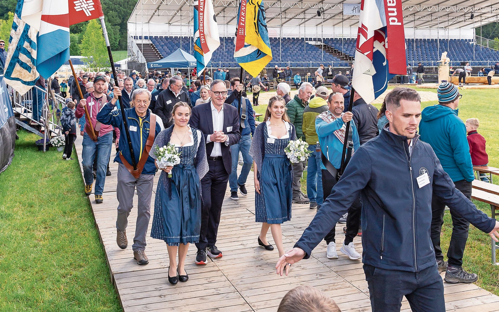 Die Ehrengäste und Gruppenobmänner, begleitet von Fahnen und angeführt von Regierungsrat Mario Fehr, beim Gang zum Festzelt. Die Ehrengäste und Gruppenobmänner, begleitet von Fahnen und angeführt von Regierungsrat Mario Fehr, beim Gang zum Festzelt.