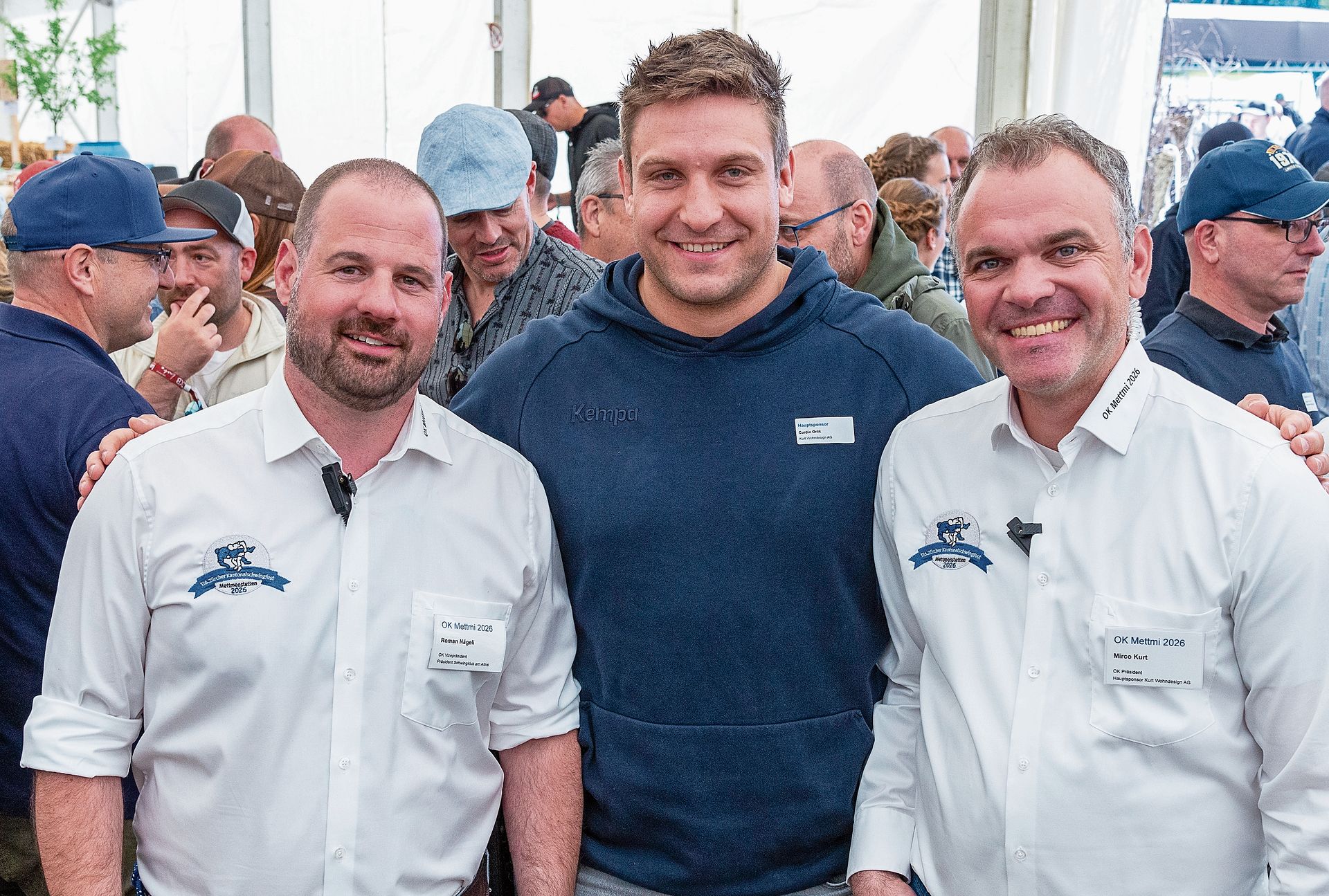 Präsidenten mit Spitzenschwinger (v. l. n. r.): Roman Nägeli, Präsident des für das Schwingfest verantwortlichen Schwingklubs am Albis, Spitzenschwinger Curdin Orlik (der Bruder des amtierenden Schwingerkönigs Armon Orlik) mit OK-Präsident Mirc Präsidenten mit Spitzenschwinger (v. l. n. r.): Roman Nägeli, Präsident des für das Schwingfest verantwortlichen Schwingklubs am Albis, Spitzenschwinger Curdin Orlik (der Bruder des amtierenden Schwingerkönigs Armon Orlik) mit OK-Präsident Mirco Kurt.