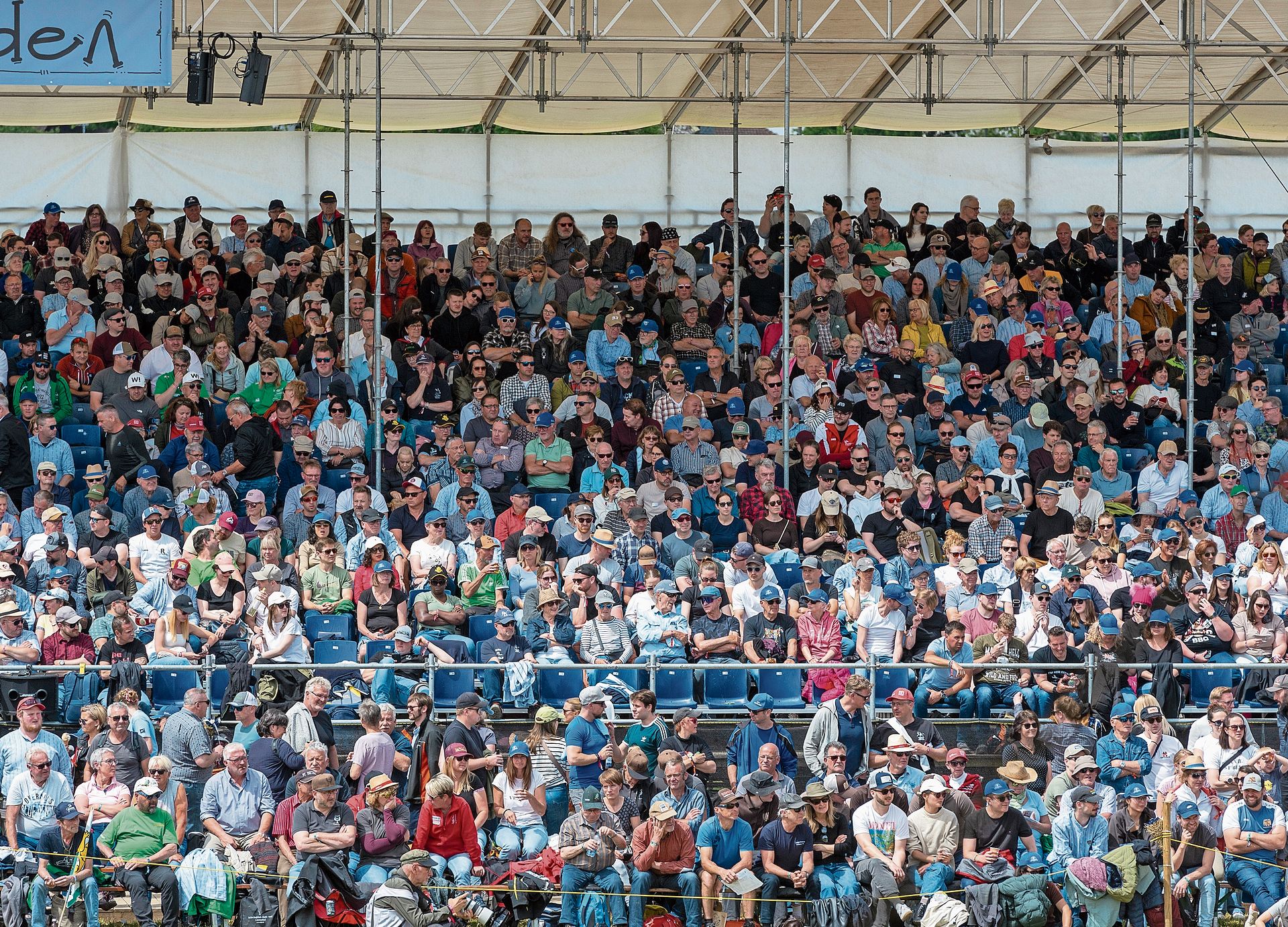 Über 5000 Besucherinnen und Besucher verfolgten das Schwingfest. Über 5000 Besucherinnen und Besucher verfolgten das Schwingfest.