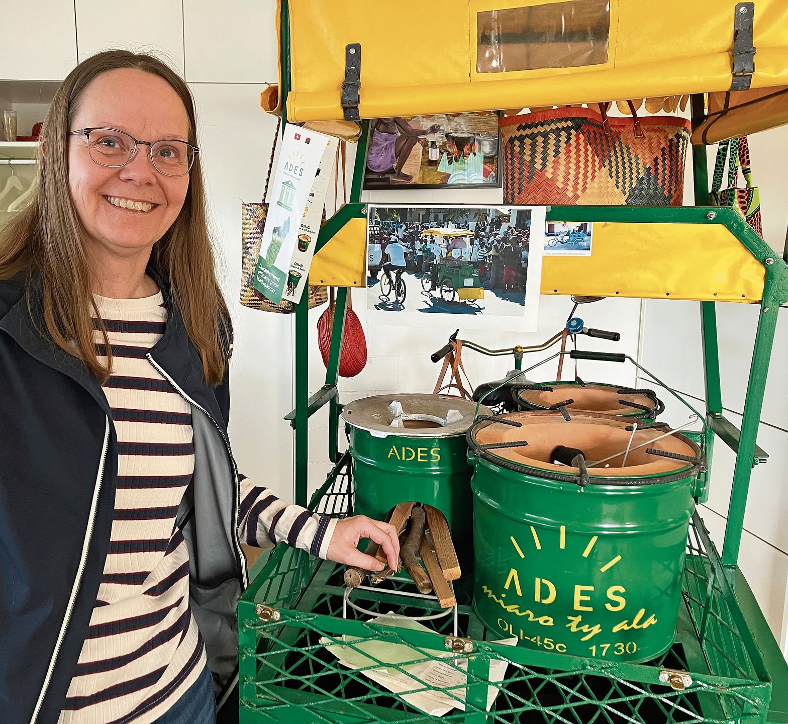 Tanja Rose mit zwei Energiesparkochern, die in Madagaskar hergestellt und von der Bevölkerung angewendet werden. (Bild Marianne Voss) Tanja Rose mit zwei Energiesparkochern, die in Madagaskar hergestellt und von der Bevölkerung angewendet werden. (Bild Marianne Voss)