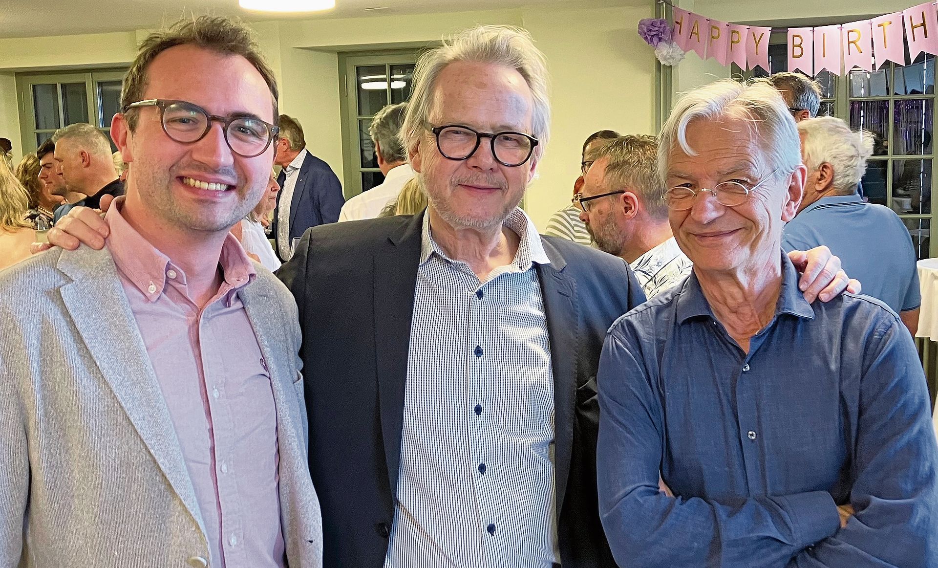 Ein wichtiges Trio beim Apéro vor der Premiere: (von links) Fabio Ryser, musikalische Leitung, Regisseur Peter Niklaus Steiner und René Ander-Huber, Bühnenbild. (Bild zvg)