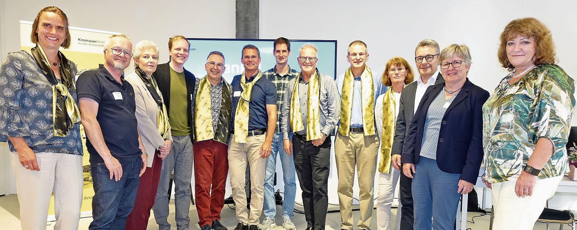 Der Vorstand der Standortförderung Knonauer Amt von links: Sabine Weisbrod, Nathanael Wenger, Vreni Spinner, Samuel Schweizer, Präsident Marcel Strebel, Roger Schumacher, Raphael Frei, Toni Schönbächler, Geschäftsführer Johannes Bartels, Angela Studer, Peter Wehrli, Eveline Fenner, Iris Geissbühler (nicht auf dem Bild Eliane Studer Kilchenmann). (Bild Martin Platter)