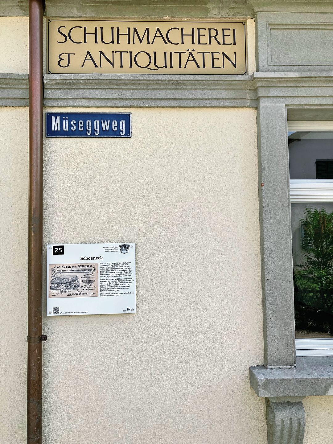 Die ehemalige Schuhmacherei war ein Stoff- und Bekleidungsgeschäft, später ein Konsumwaren-Geschäft.