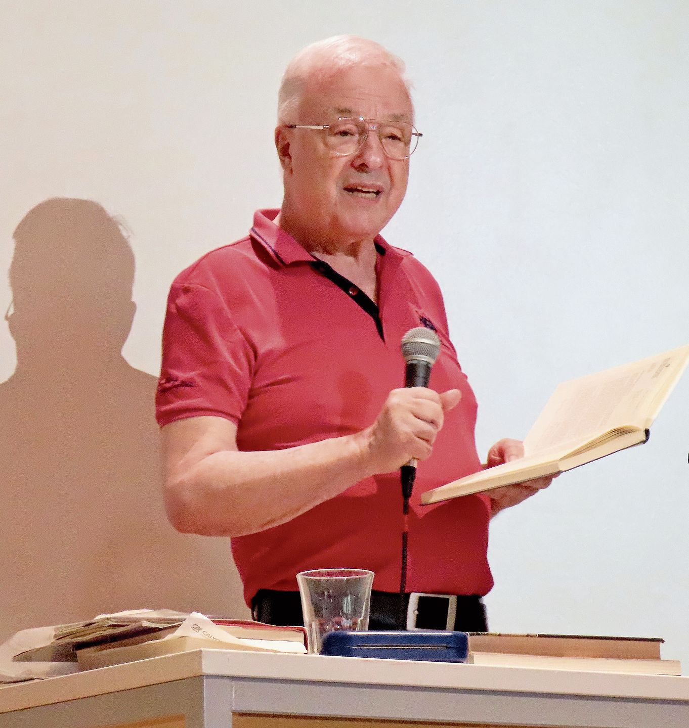 Markus Blechner bei seinem Vortrag an der Sekundarschule Mettmenstetten. Markus Blechner bei seinem Vortrag an der Sekundarschule Mettmenstetten.