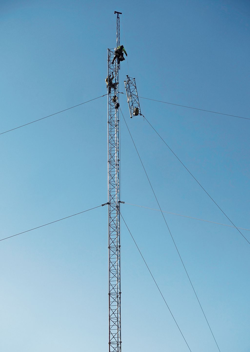 Das Errichten des Windmessmastes in Zünikon geschah mithilfe eines sogenannten Kletterkrans, der an der Spitze montiert war. (Bilder Marcus Weiss)