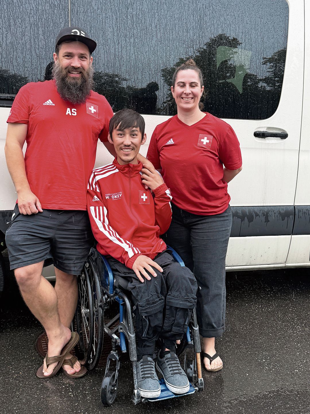 Erschöpft, aber glücklich nach der langen Rückfahrt - Andri Steiner, Khaleq Hassani und Ines Herzog. (Bild zvg)