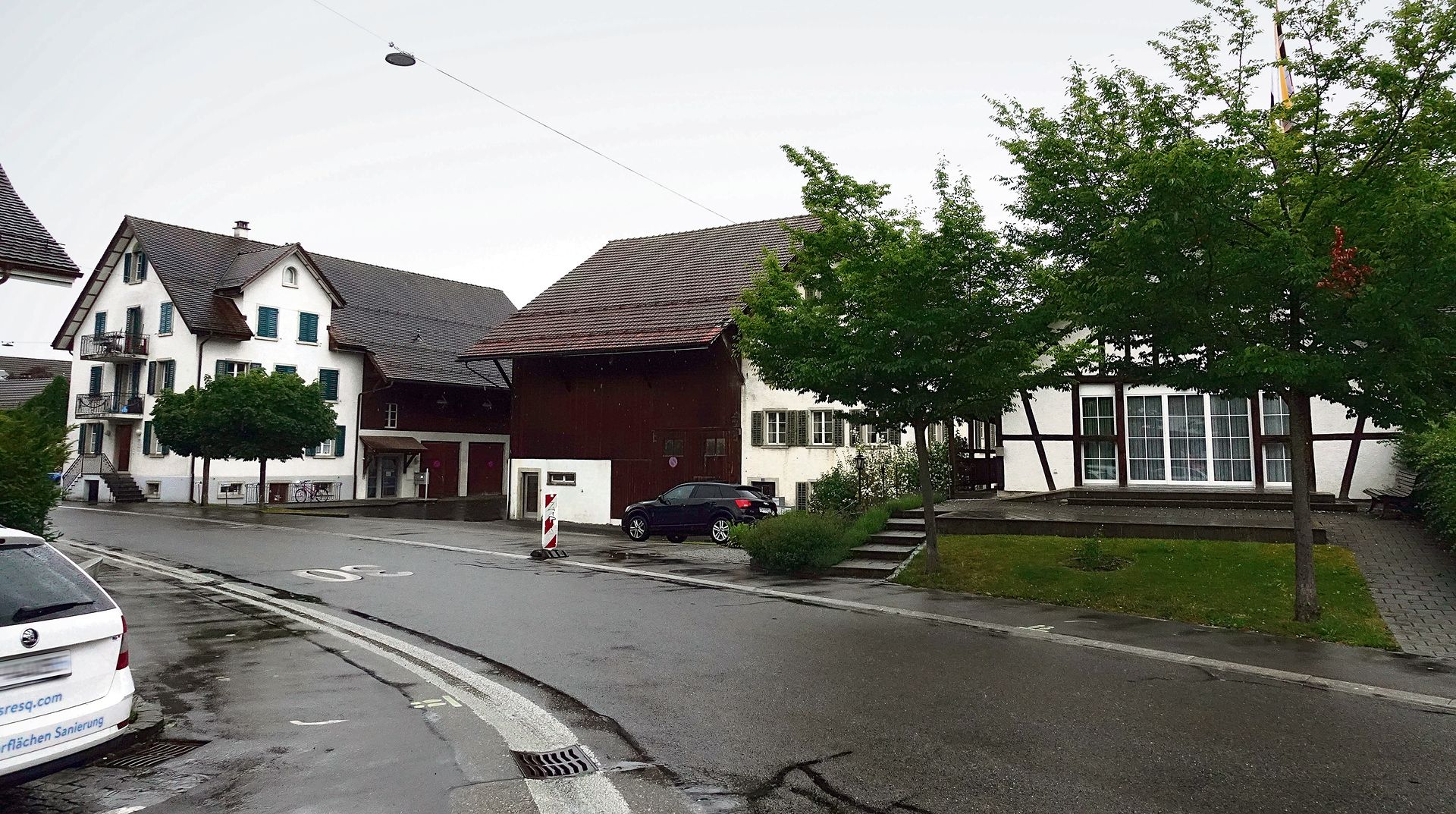Das Aeberli-Huus (links) und die Dorfscheune (Mitte) sollen abgerissen und durch eine «Ladeschür» und ein «Gwerbhüsli» ersetzt werden. Das Riegelhüsli, rechts, bleibt stehen. Das Aeberli-Huus (links) und die Dorfscheune (Mitte) sollen abgerissen und durch eine «Ladeschür» und ein «Gwerbhüsli» ersetzt werden. Das Riegelhüsli, rechts, bleibt stehen.