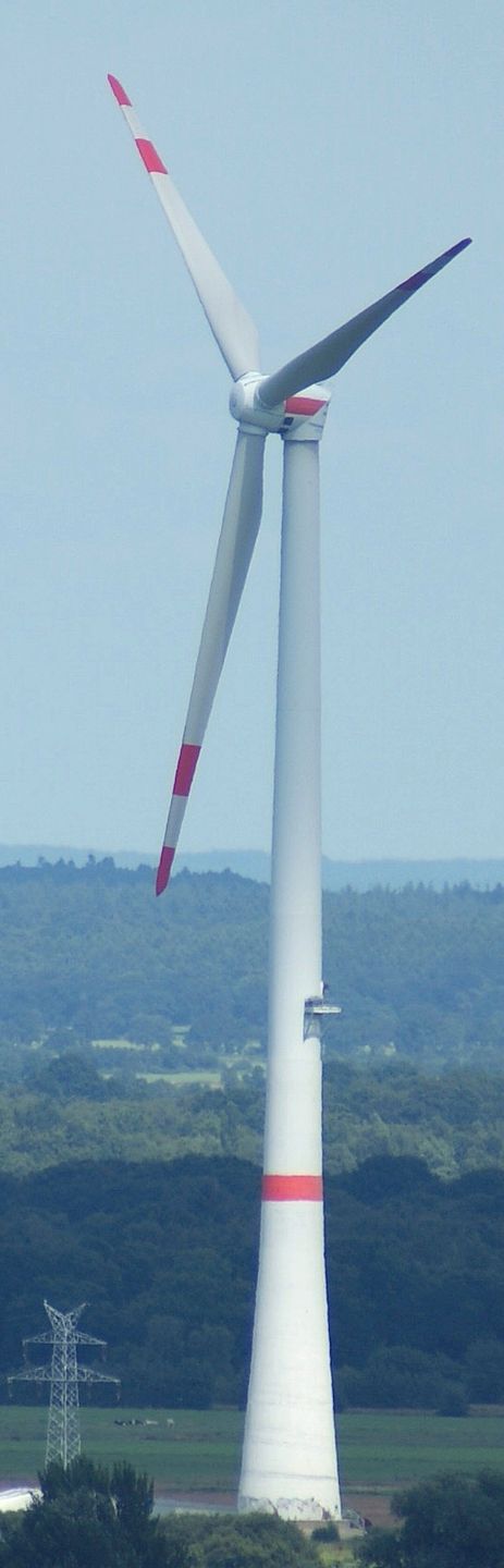 Die Gesamthöhe der Windenergieanlagen setzt sich aus der Turmhöhe und der Rotorblattlänge zusammen. Als Nabenhöhe bezeichnet man die Höhe der Rotornabe, um die sich der Rotor dreht. Die Gesamthöhe der Windenergieanlagen setzt sich aus der Turmhöhe und der Rotorblattlänge zusammen. Als Nabenhöhe bezeichnet man die Höhe der Rotornabe, um die sich der Rotor dreht.