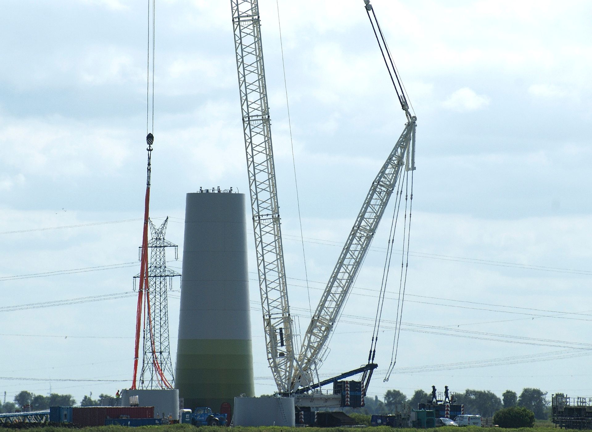 Grosse Windkraftanlagen erfordern schweres Gerät für den Aufbau, hier eine Baustelle in Ostfriesland vor einigen Jahren. Grosse Windkraftanlagen erfordern schweres Gerät für den Aufbau, hier eine Baustelle in Ostfriesland vor einigen Jahren.