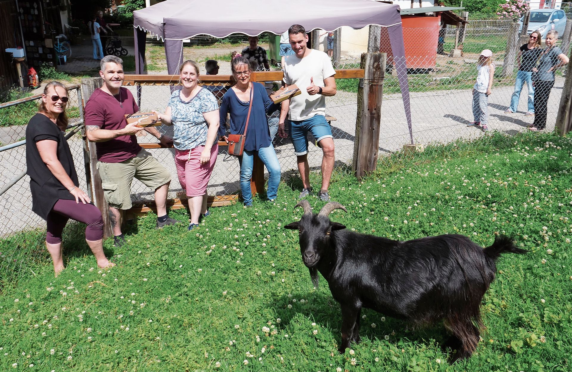 Barbara Graf und Miriam Reed (in der Mitte) übergeben Diego Lüchinger (r.) und Stephan und Manuela Häberling (l.) ein kleines Dankeschön vom «Geissen-Team» für das neue Tor. Auch Geissbock Nick freut sich sehr. (Bilder Claudia Eugster) Barbara Graf und Miriam Reed (in der Mitte) übergeben Diego Lüchinger (r.) und Stephan und Manuela Häberling (l.) ein kleines Dankeschön vom «Geissen-Team» für das neue Tor. Auch Geissbock Nick freut sich sehr. (Bilder Claudia Eugster)