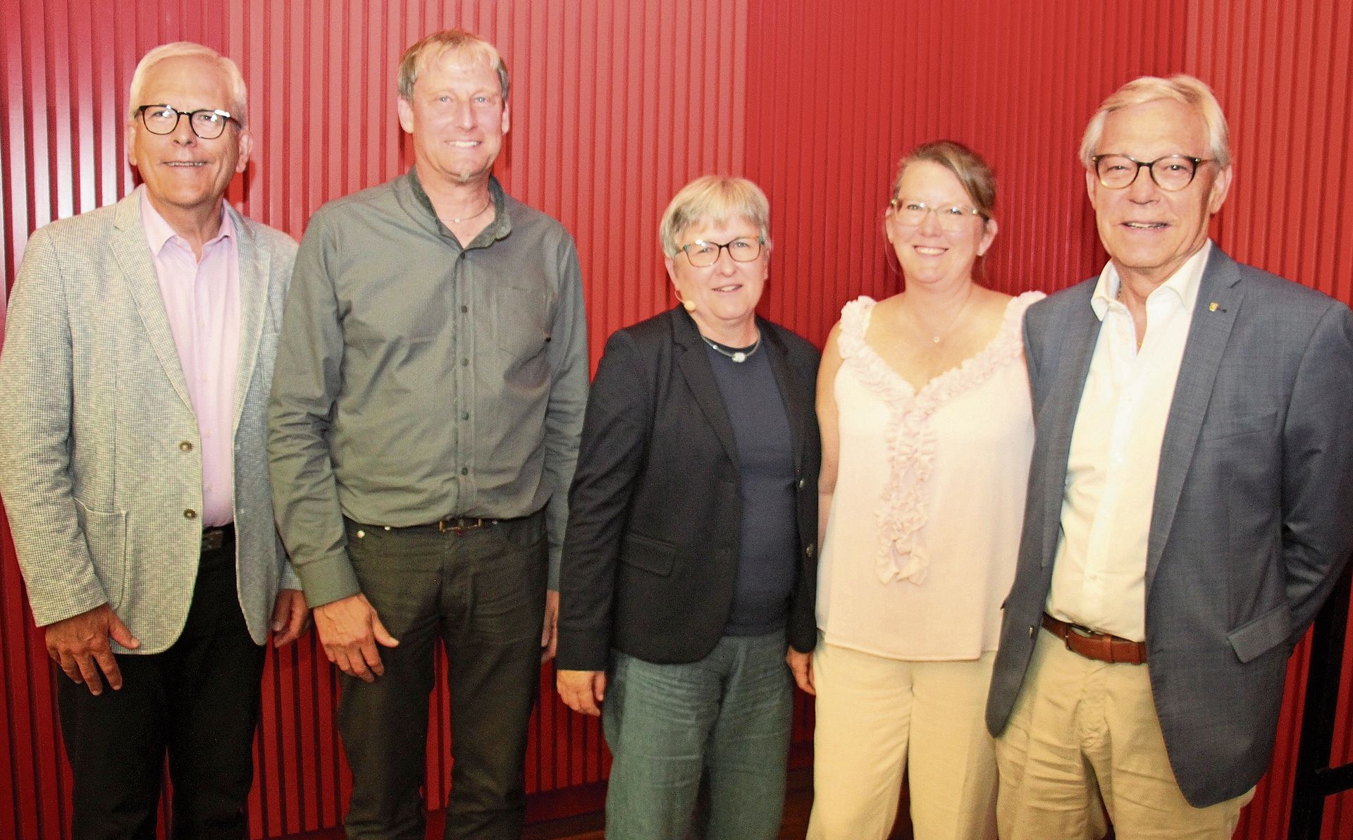 Die am Sonntag in ihrem Amt bestätigte Stadtpräsidentin Eveline Fenner (Mitte) verabschiedete vier Stadträte (von links): Felix Fürer, Markus Gasser, Eliane Studer Kilchenmann und Markus Meier. Die am Sonntag in ihrem Amt bestätigte Stadtpräsidentin Eveline Fenner (Mitte) verabschiedete vier Stadträte (von links): Felix Fürer, Markus Gasser, Eliane Studer Kilchenmann und Markus Meier.