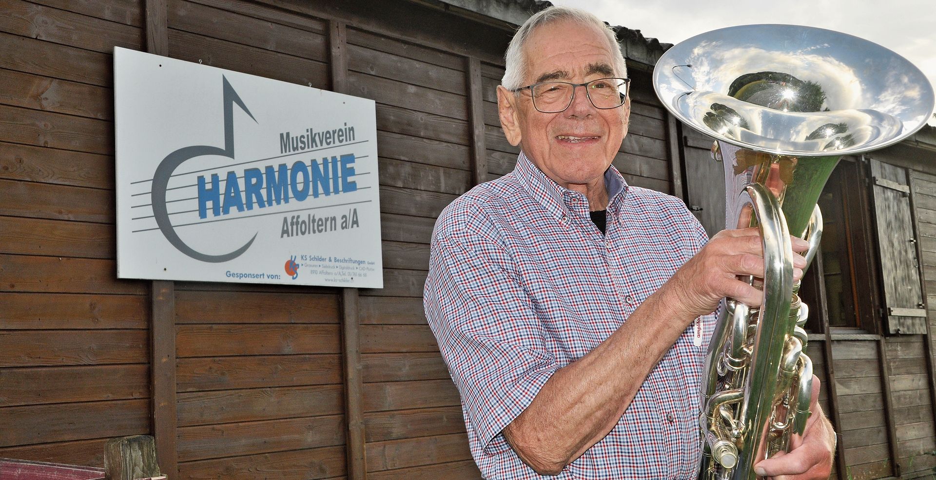 Im Alter von 85 Jahren immer noch aktiv in der Harmonie Affoltern: Jakob Geissbühler mit Eufonium vor dem Probelokal. (Bild Werner Schneiter) Im Alter von 85 Jahren immer noch aktiv in der Harmonie Affoltern: Jakob Geissbühler mit Eufonium vor dem Probelokal. (Bild Werner Schneiter)