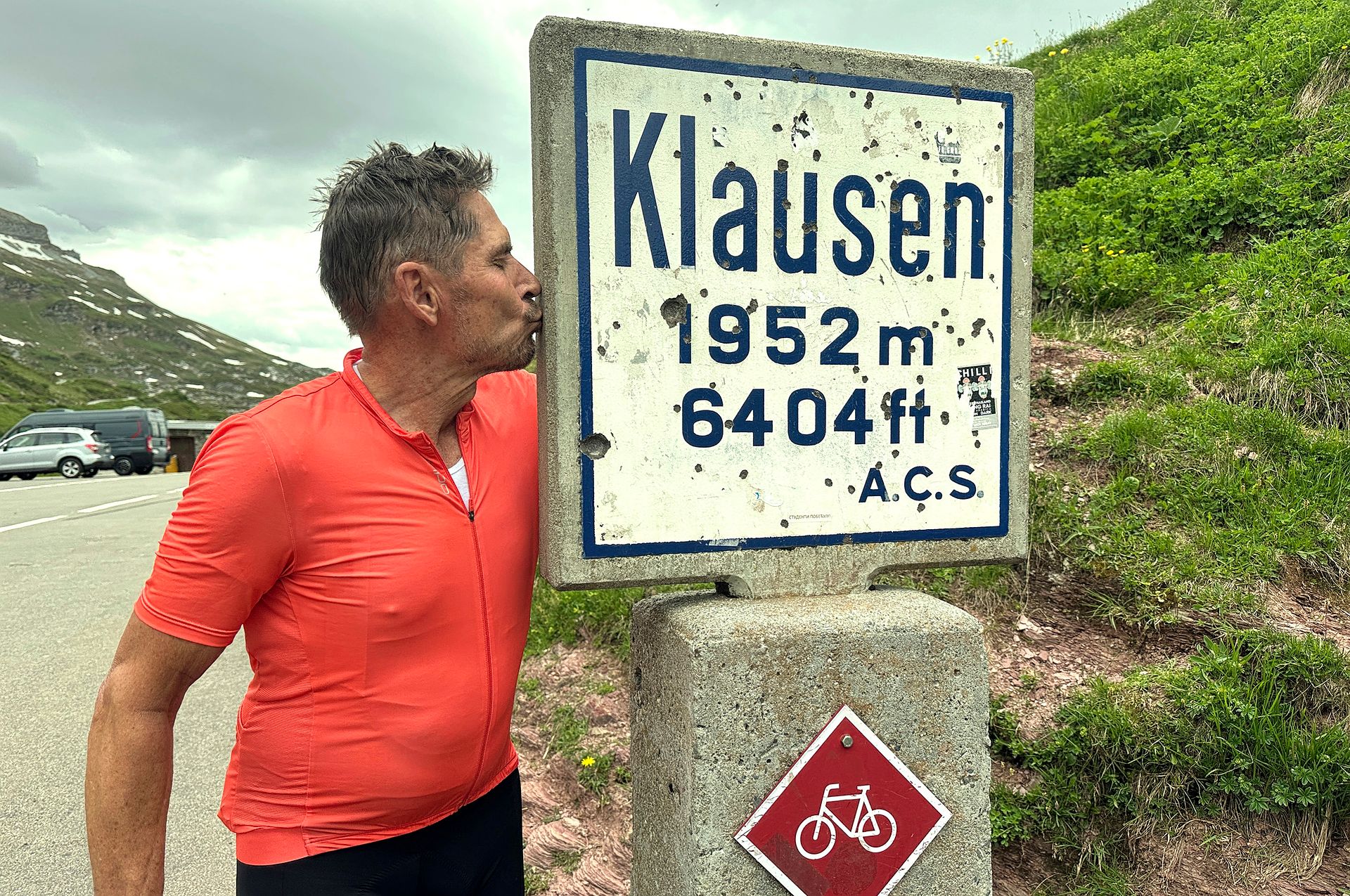 Geschafft! Der 67-jährige Dino Rey hat die Klausenpasshöhe mit dem Rennvelo erreicht. Geschafft! Der 67-jährige Dino Rey hat die Klausenpasshöhe mit dem Rennvelo erreicht.