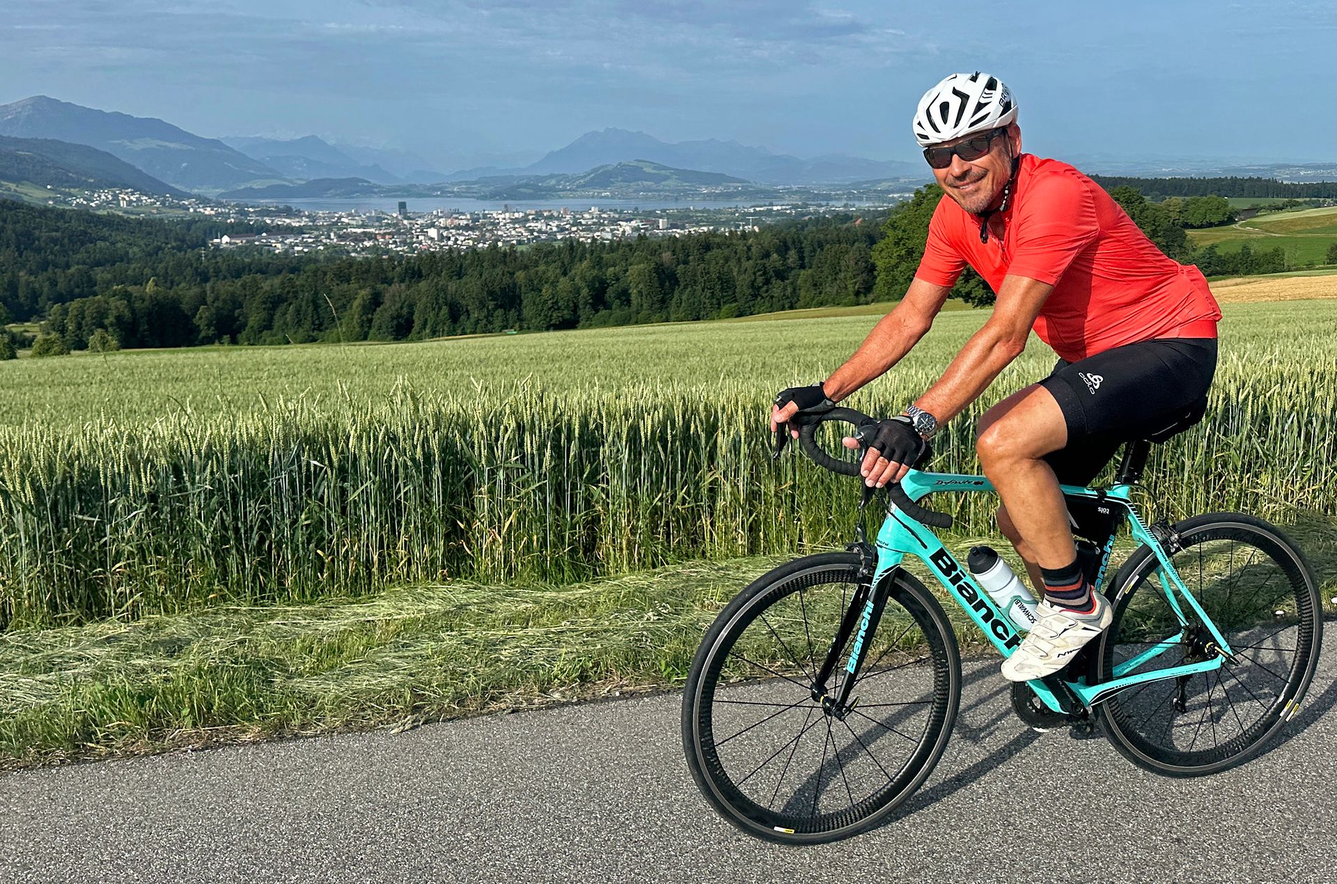Mit lockerem Tritt Ebertswil entgegen und das Zugerland im Hintergrund. Noch liegen 188 km vor Dino Rey. Mit lockerem Tritt Ebertswil entgegen und das Zugerland im Hintergrund. Noch liegen 188 km vor Dino Rey.