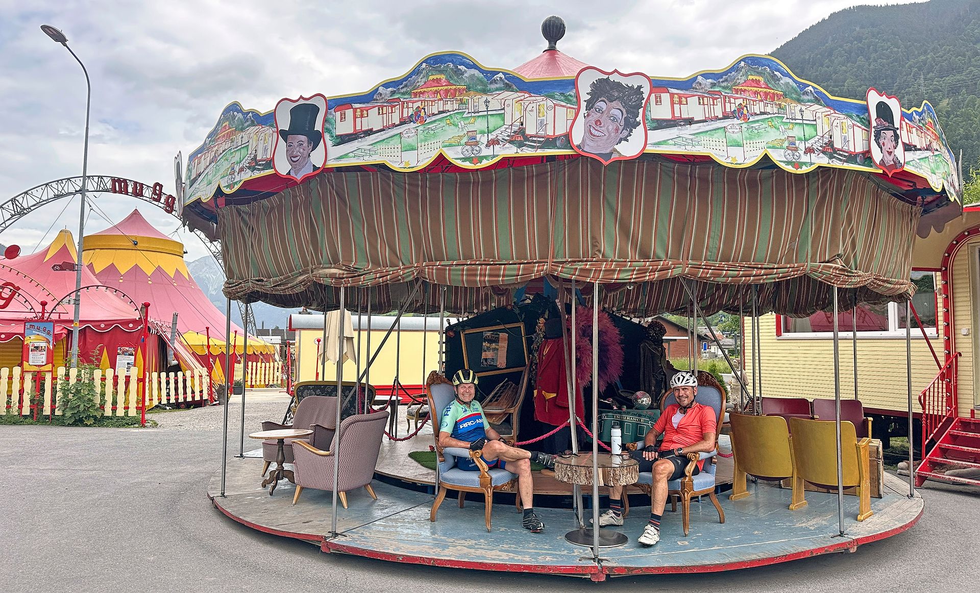 Bevors in die Steigung zum Klausenpass geht, wechseln Dino Rey und Chronist Martin Platter für eine Runde aufs Karussell des Zirkus Mugg. Bevors in die Steigung zum Klausenpass geht, wechseln Dino Rey und Chronist Martin Platter für eine Runde aufs Karussell des Zirkus Mugg.