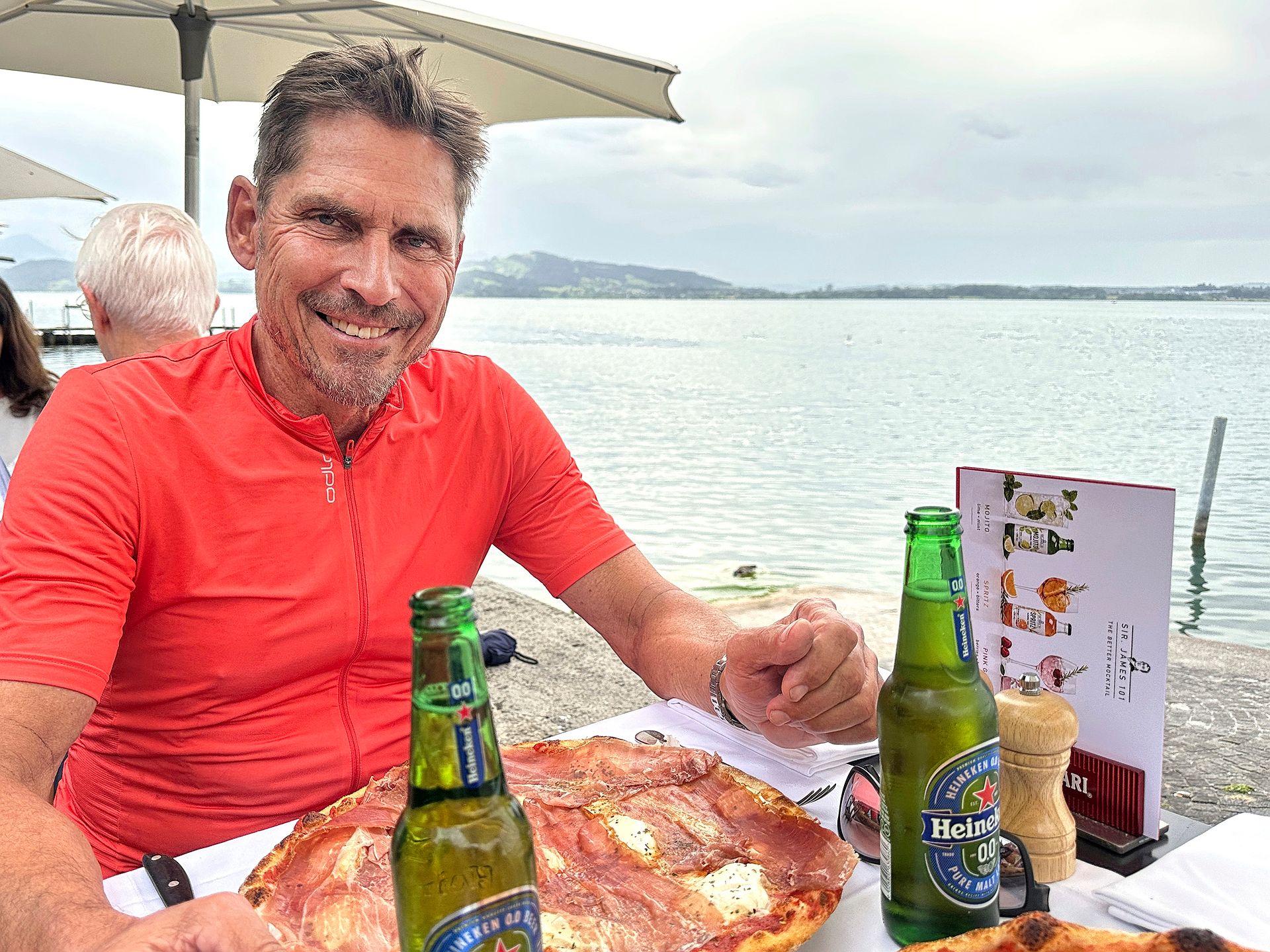 Anstossen auf die gelungene Seniorentour bei Bier und Pizza am Zugersee. Anstossen auf die gelungene Seniorentour bei Bier und Pizza am Zugersee.