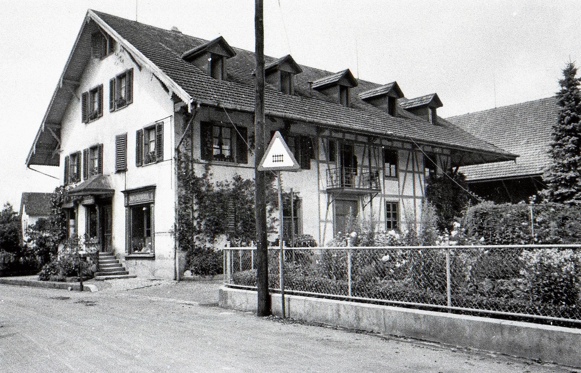 Fast zwei Jahrhunderte lang führte die Familie Huber die Eisenhandlung an der Bahnhofstrasse 22 in Mettmenstetten. (Bilder Verein Dorfgeschichte Mettmenstetten) Fast zwei Jahrhunderte lang führte die Familie Huber die Eisenhandlung an der Bahnhofstrasse 22 in Mettmenstetten. (Bilder Verein Dorfgeschichte Mettmenstetten)