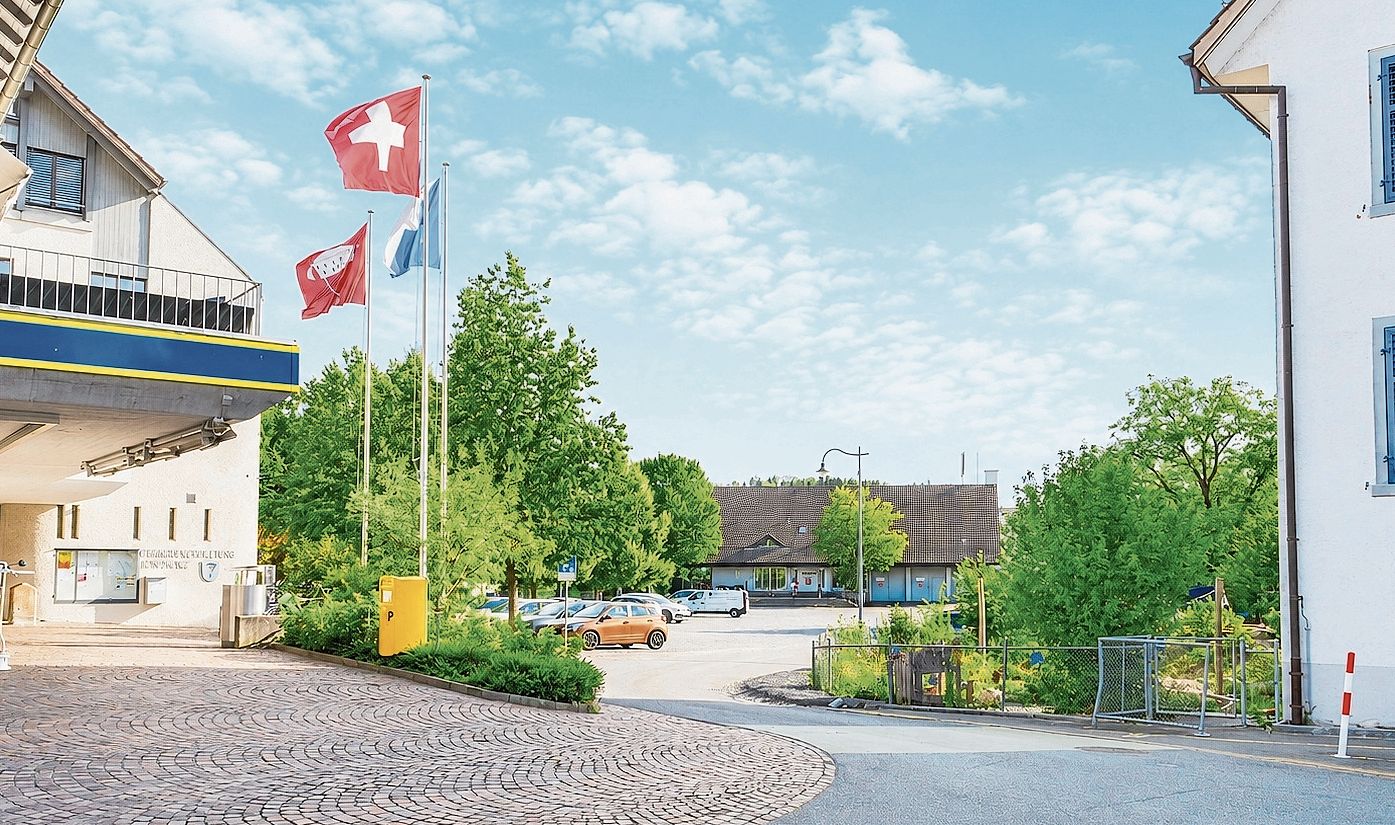 In Knonau beim Gemeindehaus mit dem grossen Parkplatz daneben. In Knonau beim Gemeindehaus mit dem grossen Parkplatz daneben.