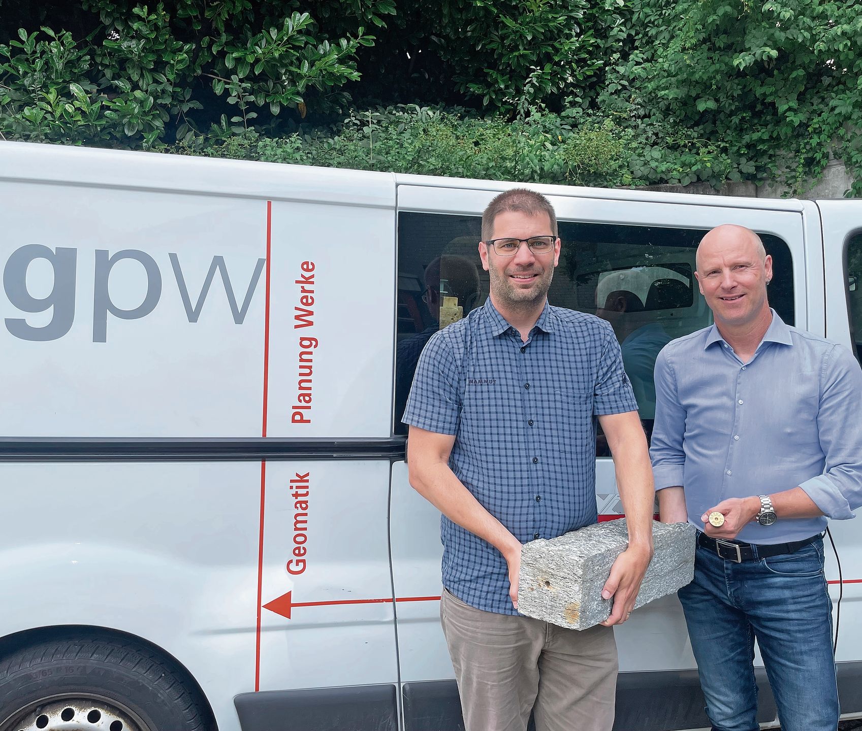 Roman Wolf und Diego Willa (von links) sind den Grenzen mit Marchstein und Bolzen auf der Spur. (Bilder Sandra Isabél Claus) Roman Wolf und Diego Willa (von links) sind den Grenzen mit Marchstein und Bolzen auf der Spur. (Bilder Sandra Isabél Claus)