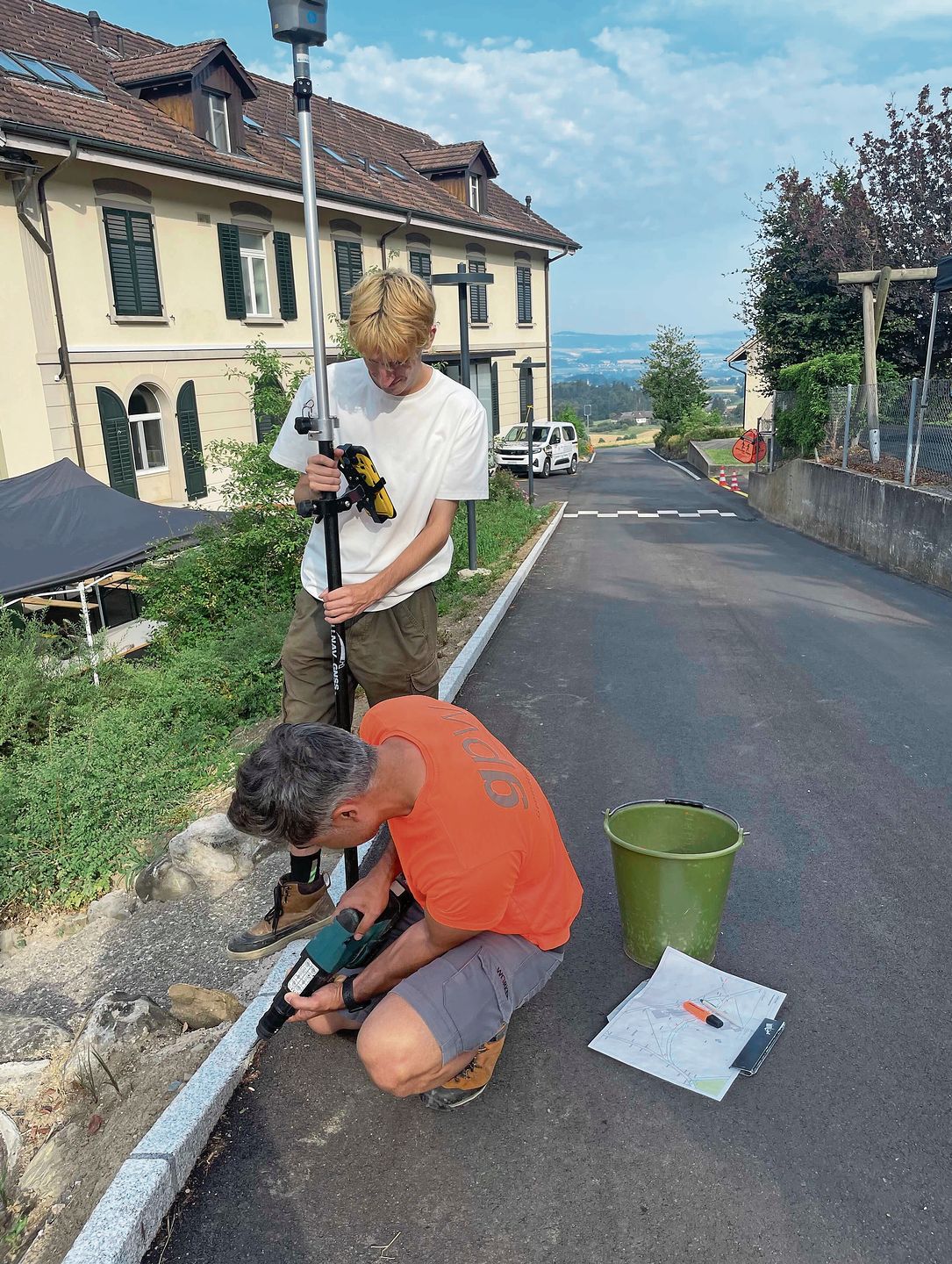 Teamarbeit: Abdulla Yalin (in Orange) und Alexander Berglas beim Verorten der Grenzpunkte – mit GNSS-Messstab. Teamarbeit: Abdulla Yalin (in Orange) und Alexander Berglas beim Verorten der Grenzpunkte – mit GNSS-Messstab.