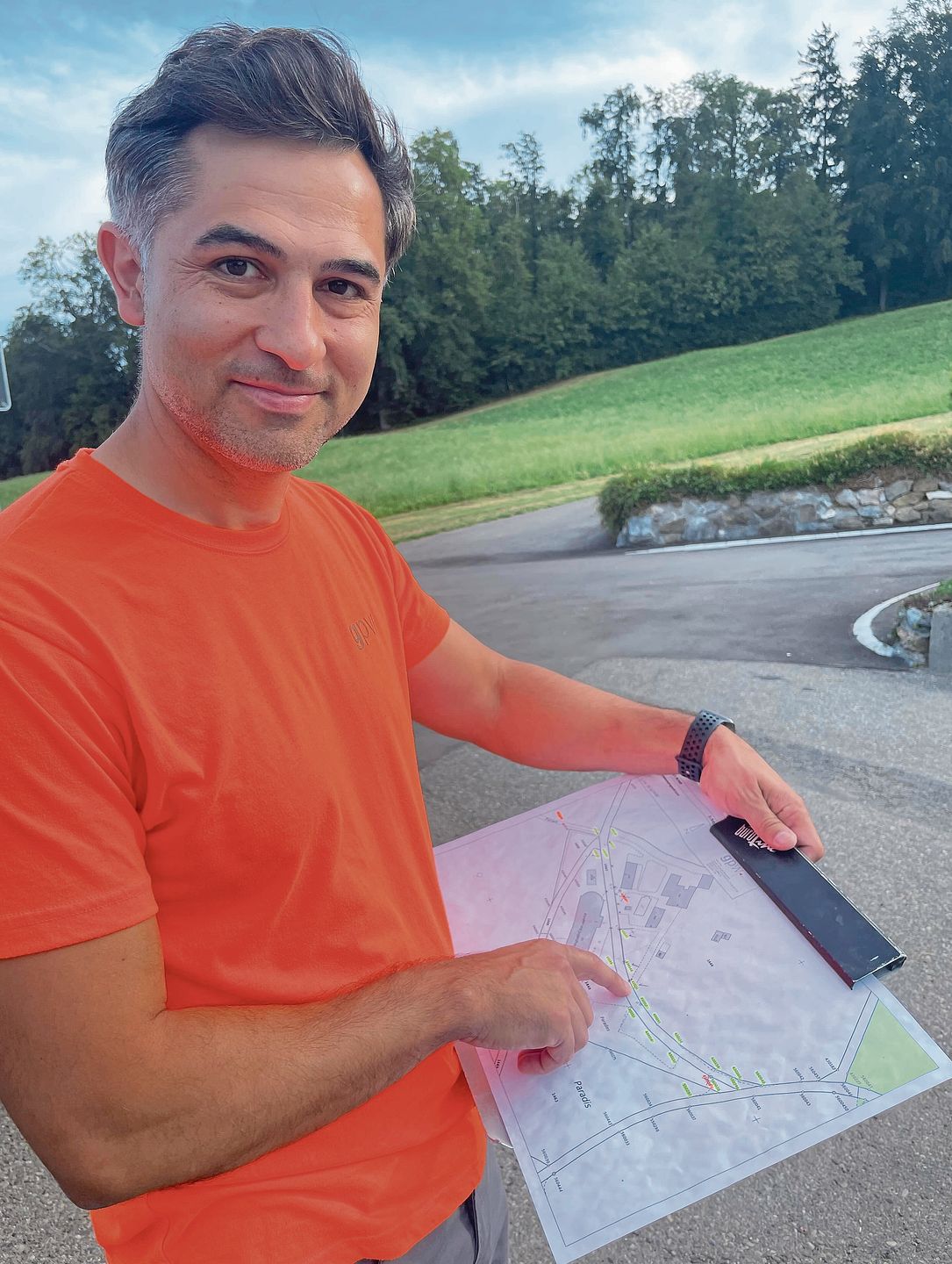 Abdulla Yalin mit dem Situationsplan und den markierten Grenzpunkten an der Strasse im Paradies ob Mettmenstetten. Abdulla Yalin mit dem Situationsplan und den markierten Grenzpunkten an der Strasse im Paradies ob Mettmenstetten.