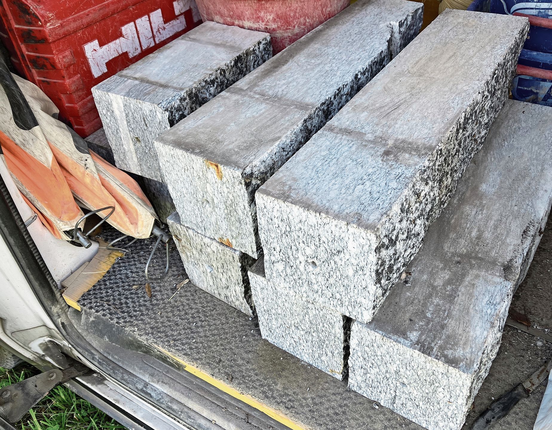 Die Granitsteine sind ungefähr 30 Kilogramm schwer. (Bilder Marianne Voss) Die Granitsteine sind ungefähr 30 Kilogramm schwer. (Bilder Marianne Voss)