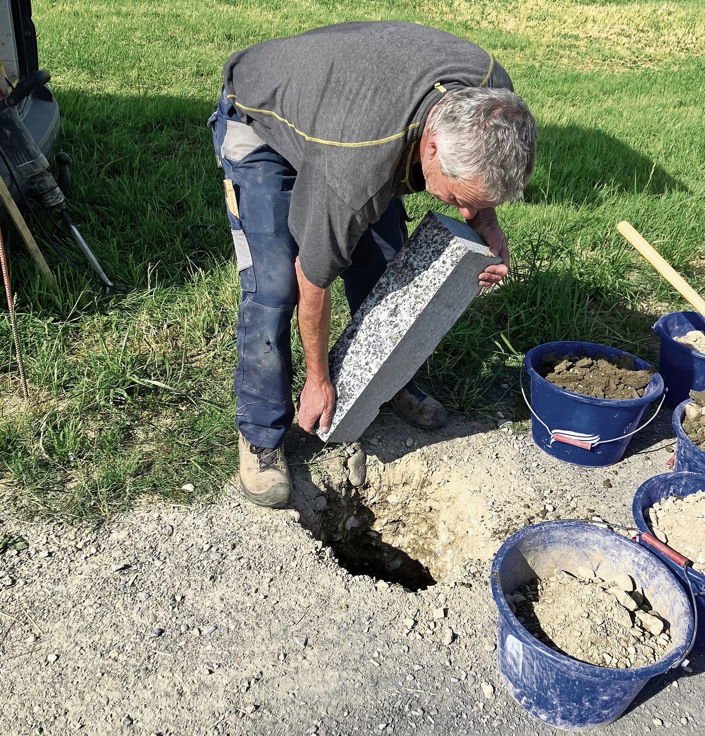 Leo Röllin setzt den Marchstein in das 60 Zentimeter tiefe Loch. Leo Röllin setzt den Marchstein in das 60 Zentimeter tiefe Loch.