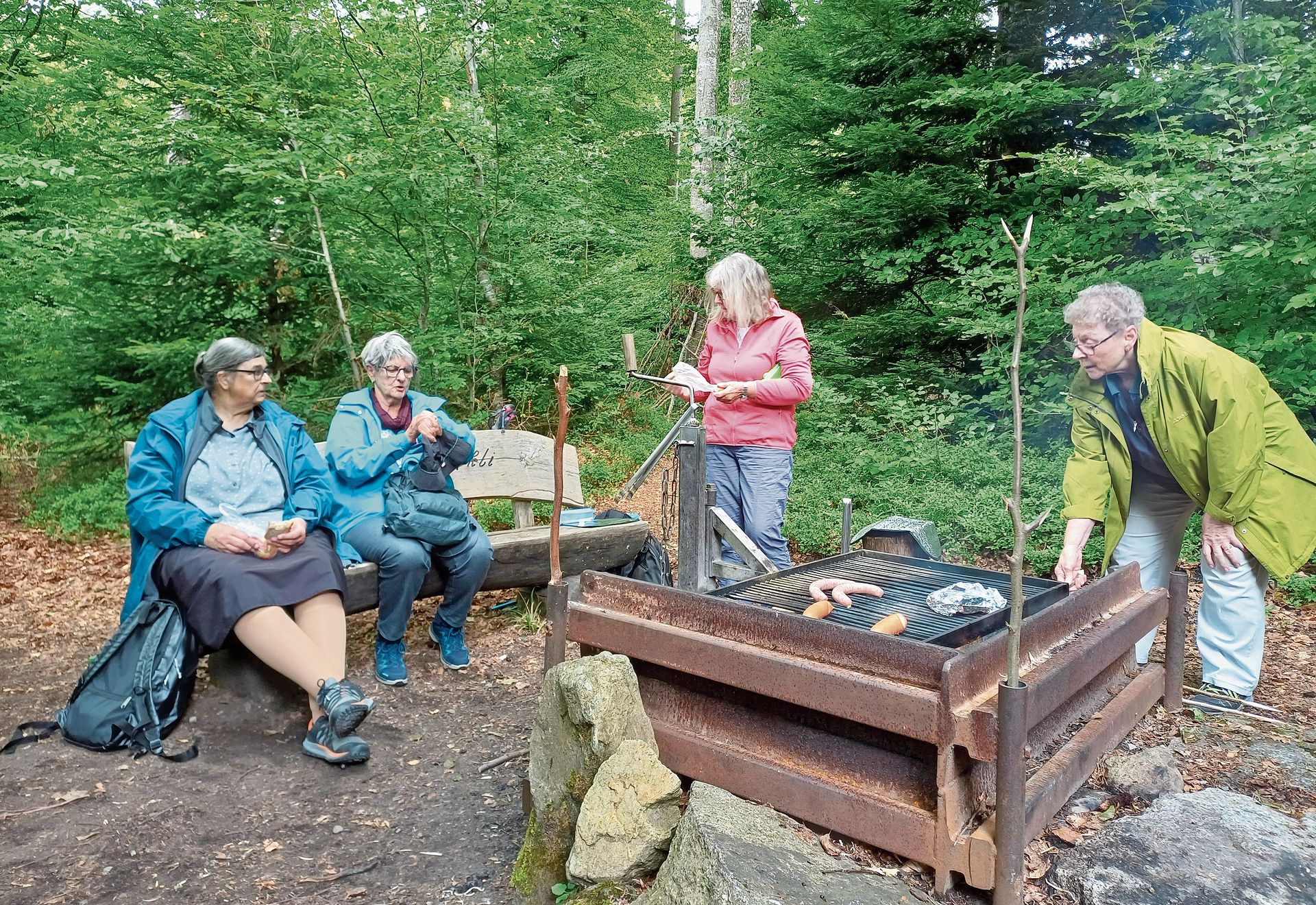 Die erste Gruppe hatte bereits den Picknickplatz eingerichtet und ein Feuer entzündet, als die zweite Gruppe ankam. Die erste Gruppe hatte bereits den Picknickplatz eingerichtet und ein Feuer entzündet, als die zweite Gruppe ankam.