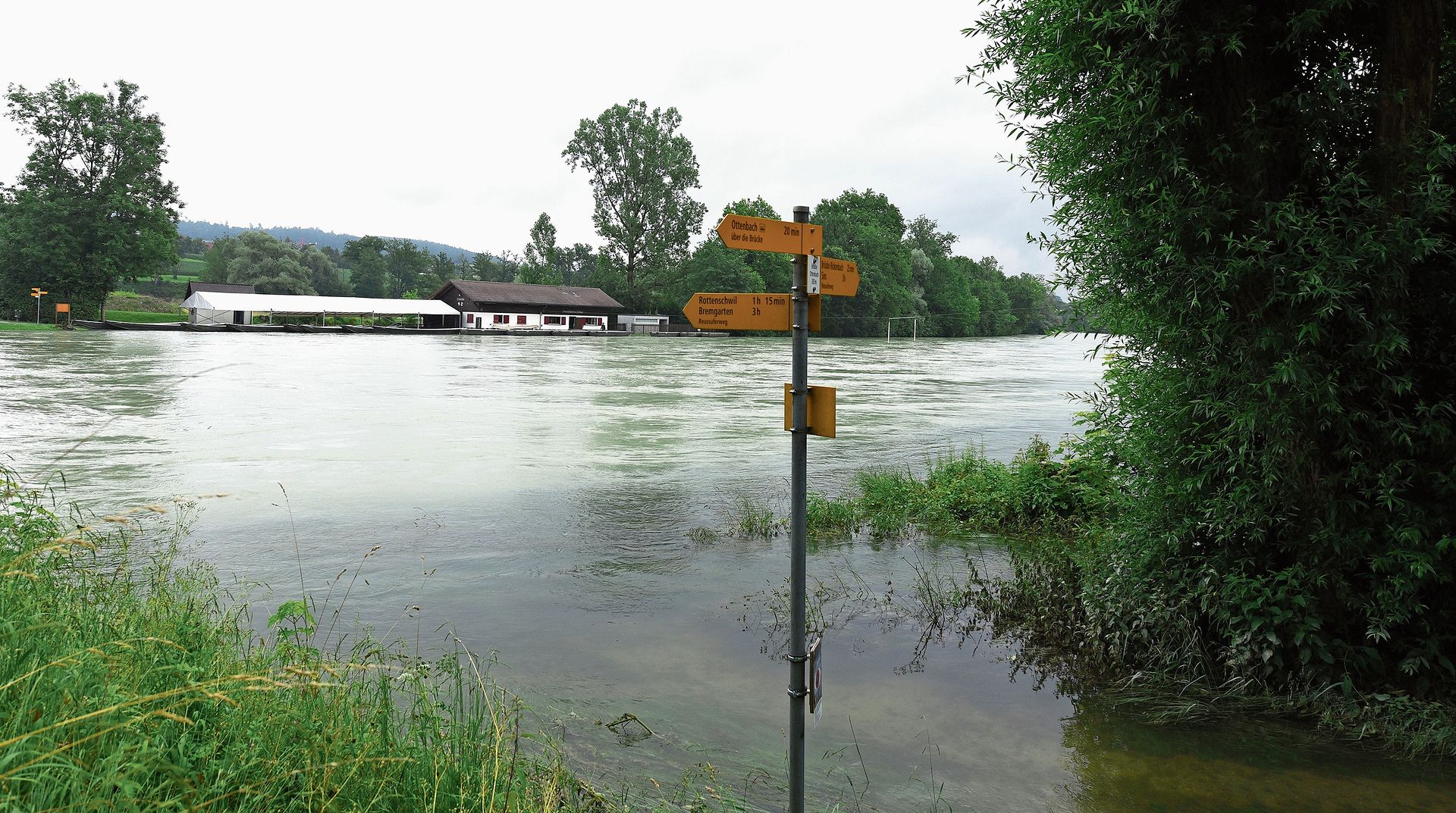 Regelmässig führt die Reuss Hochwasser. Auf dem Bild, das Hochwasser vom 17. Juli 2021, aufgenommen von der Aargauer Seite. In der Bildmitte das besonders gefährdete Pontonierhaus Ottenbach. (Archivbild) Regelmässig führt die Reuss Hochwasser. Auf dem Bild, das Hochwasser vom 17. Juli 2021, aufgenommen von der Aargauer Seite. In der Bildmitte das besonders gefährdete Pontonierhaus Ottenbach. (Archivbild)