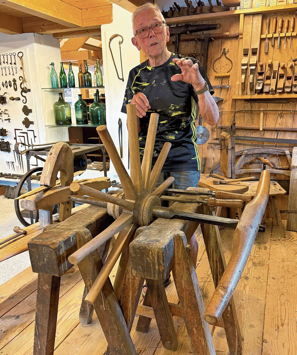 Rolf Frei zeigt die kunstvoll gefertigten Lehrlingsabschlussarbeit seines Vaters – ein eindrucksvolles Zeugnis traditioneller Handwerkskunst. (Bilder Angela Bernetta) Rolf Frei zeigt die kunstvoll gefertigten Lehrlingsabschlussarbeit seines Vaters – ein eindrucksvolles Zeugnis traditioneller Handwerkskunst. (Bilder Angela Bernetta)