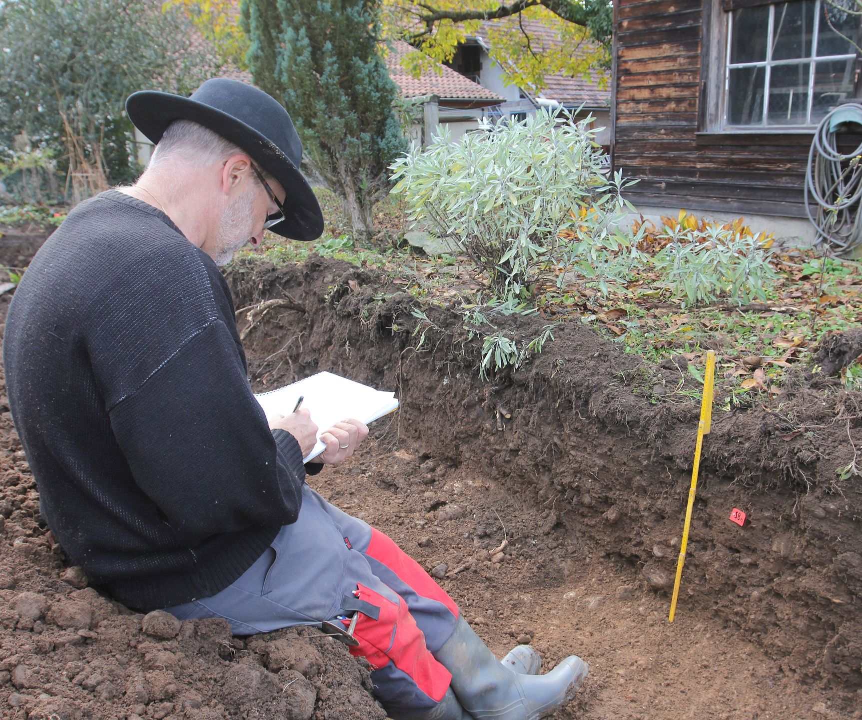 Daniel Käch im Feld. (Bild Rachel D’Angelone, Kantonsarchäologie Zürich) Daniel Käch im Feld. (Bild Rachel D’Angelone, Kantonsarchäologie Zürich)