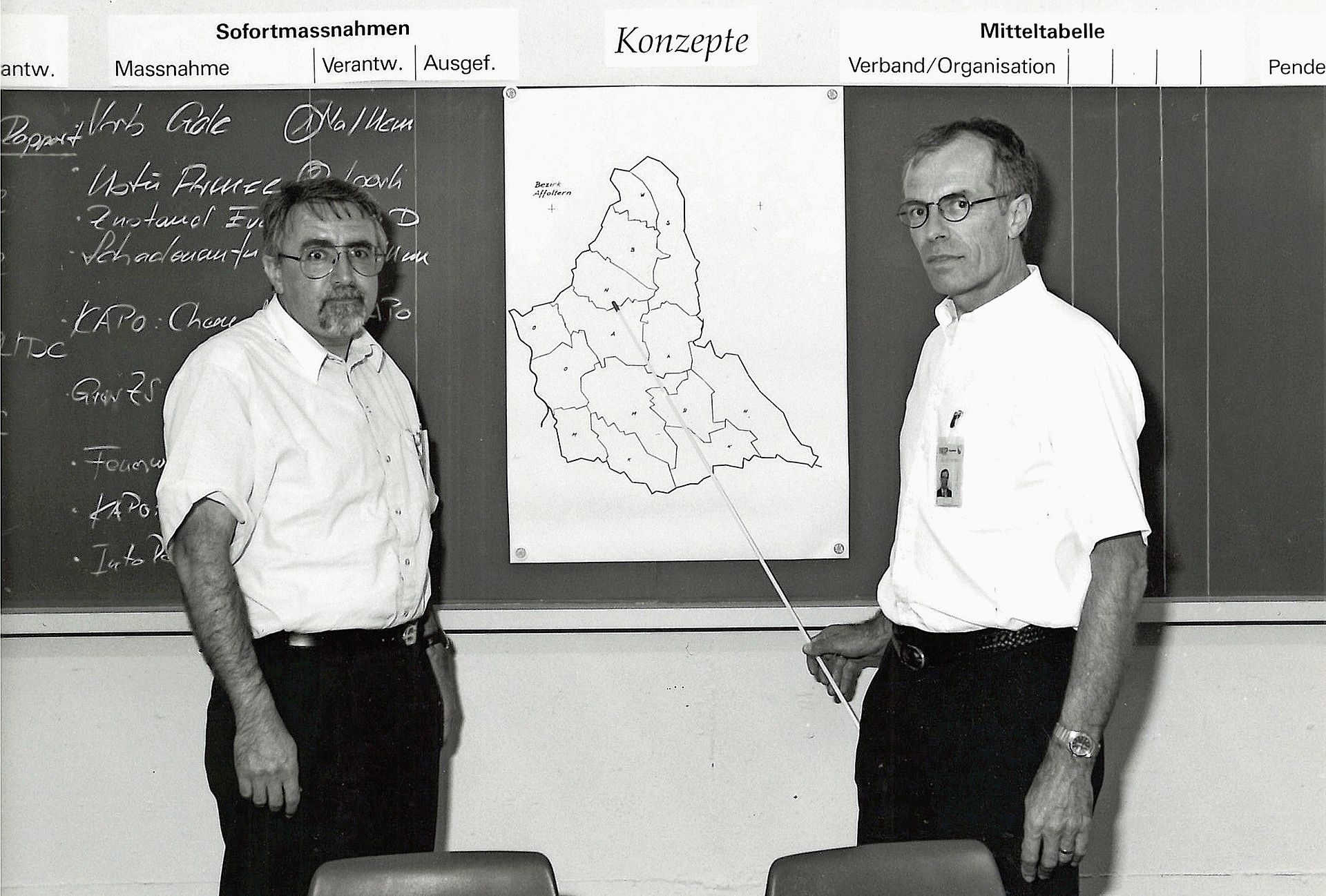 Anlässlich einer Übung des zivilen Bezirksführungsstabs in den 1990er-Jahren: Hansruedi Maag mit (dem 2025 verstorbenen) Leonhard (Lieni) Grimmer. (Archivbild Anzeiger)