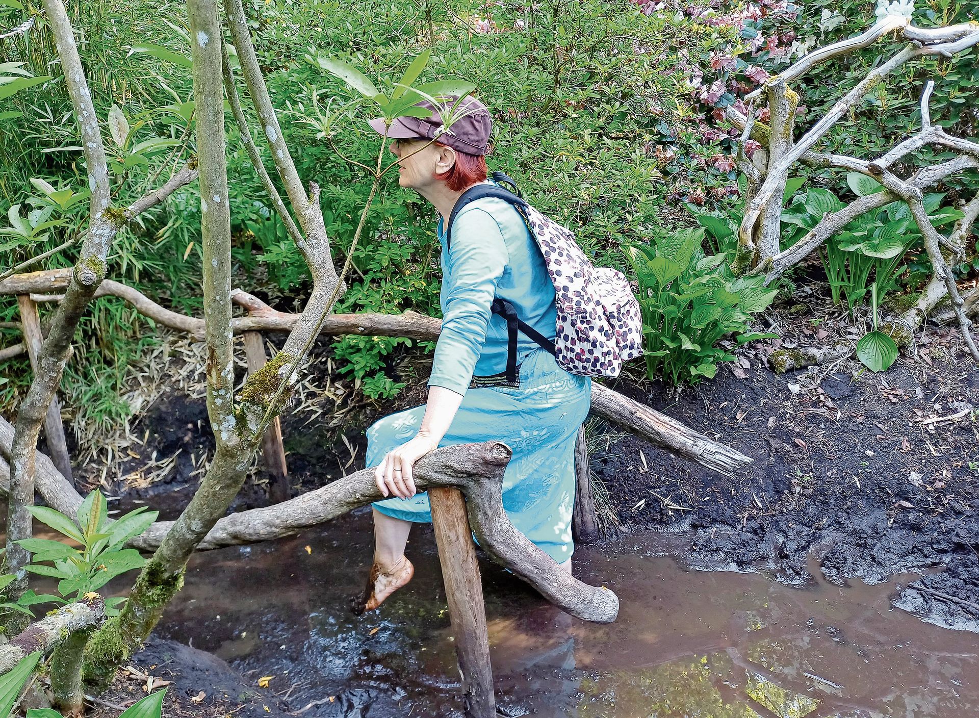 Dass das Waten in Moorwasser und Sumpf gesund ist, wusste bereits Sebastian Kneipp. Und es macht Spass. Am besten besucht man den Barfusspfad nach einer nassen Wetterphase. (Bilder Regula Zellweger) Dass das Waten in Moorwasser und Sumpf gesund ist, wusste bereits Sebastian Kneipp. Und es macht Spass. Am besten besucht man den Barfusspfad nach einer nassen Wetterphase. (Bilder Regula Zellweger)
