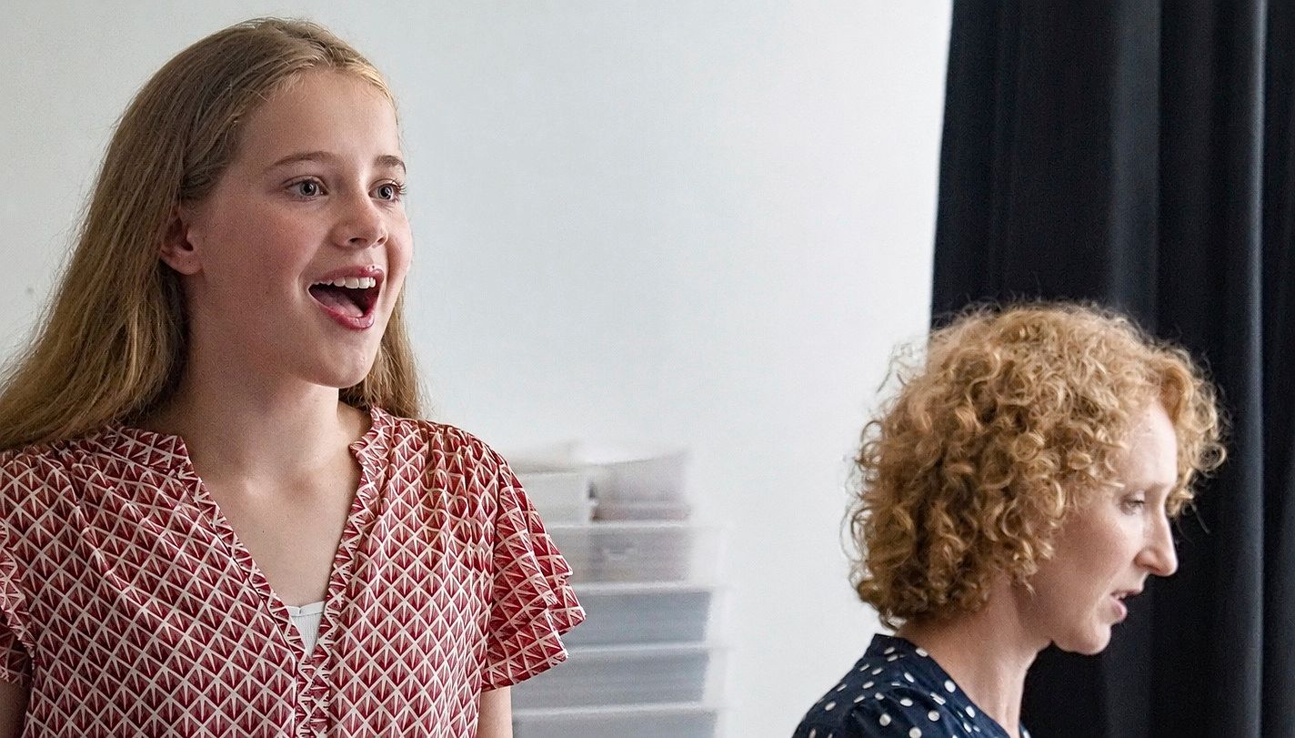 Caroline Wenger (rechts) begleitet mit schwungvollem Klavierspiel und motiviert Kinder zum lustvollen, selbstsicheren Singen. (Bilder Regula Zellweger)